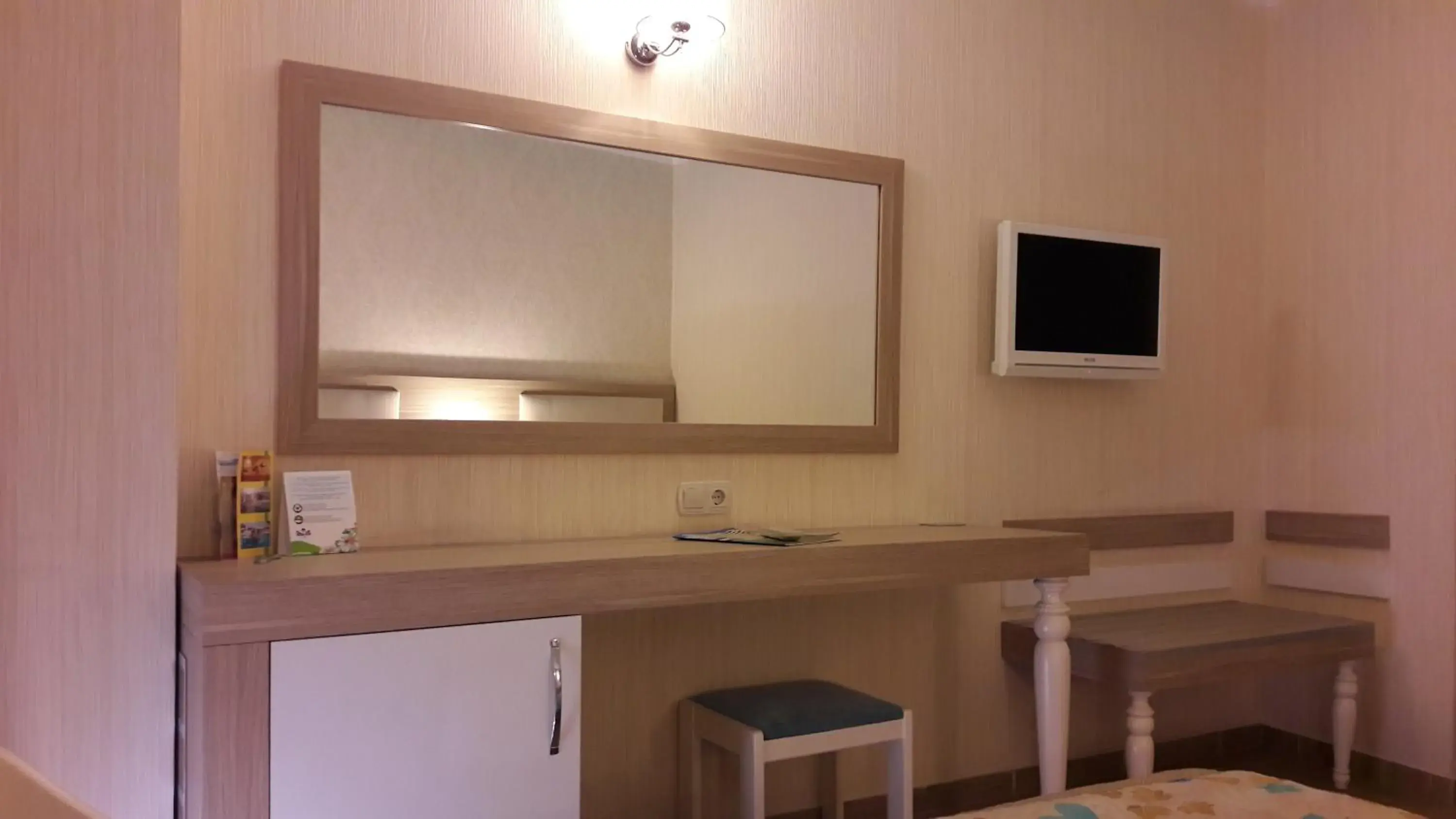 Bedroom, TV/Entertainment Center in Cender Hotel