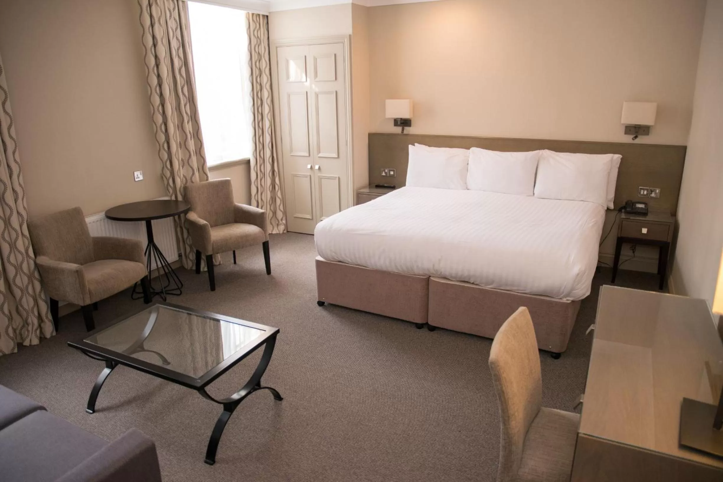 Shower, Bed in Crown & Mitre Hotel