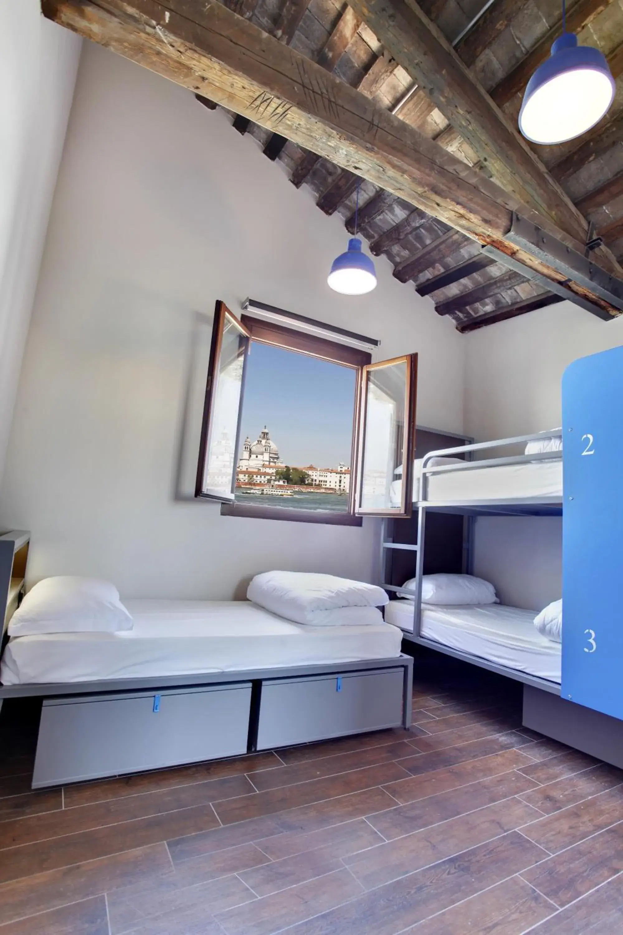 Single Bed in Mixed Dormitory Room in Generator Venice