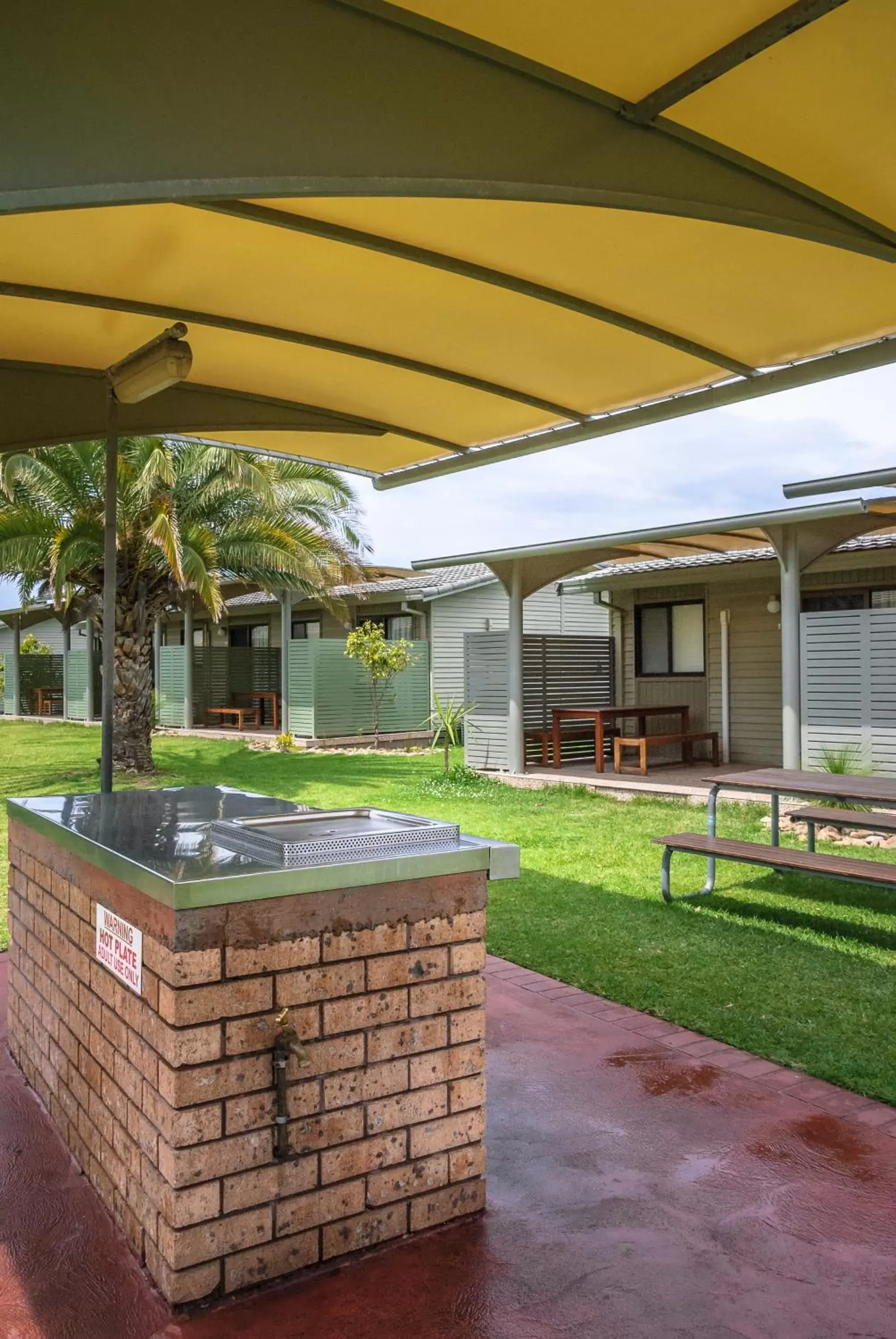 BBQ facilities, Swimming Pool in Wollongong Surf Leisure Resort