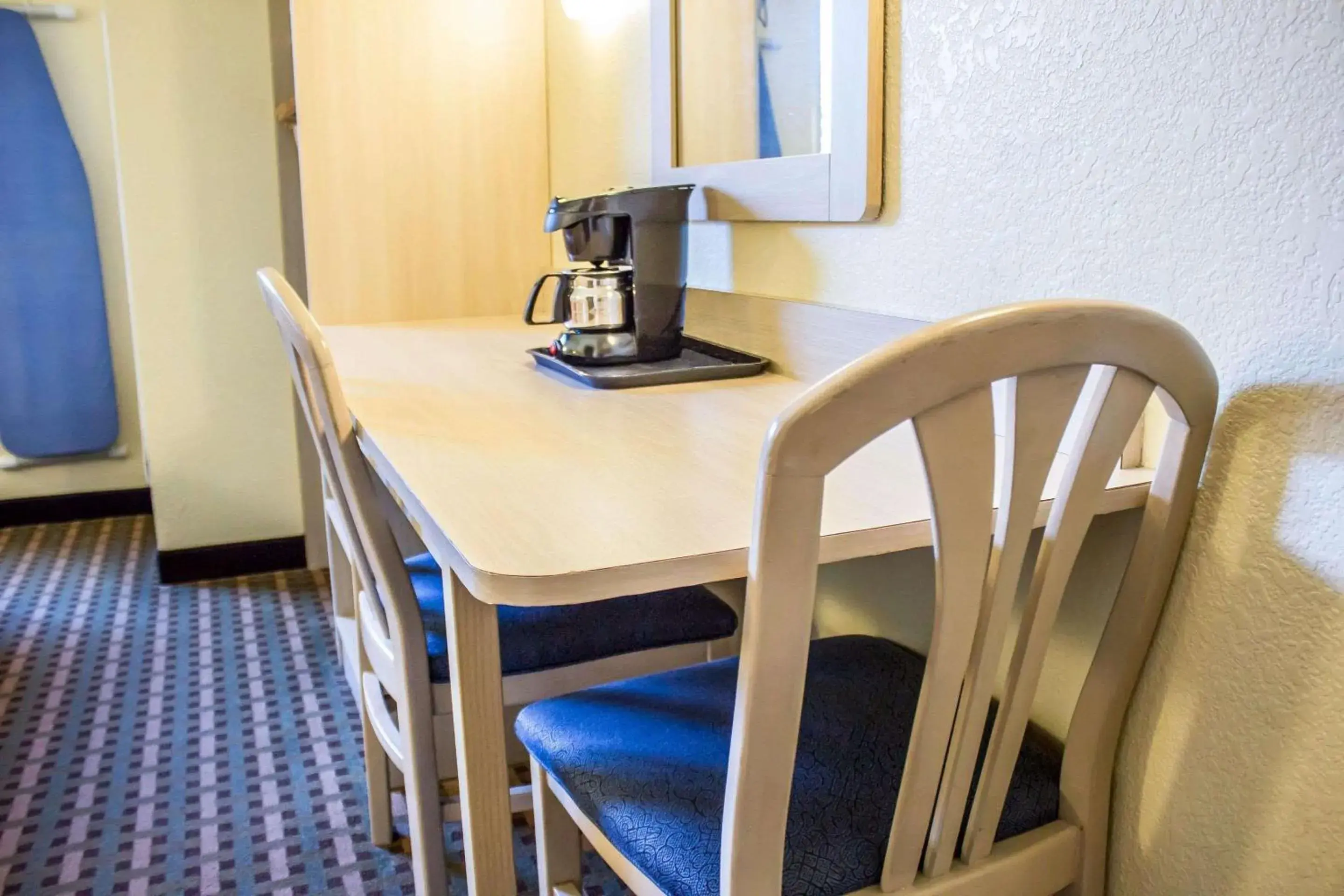 Photo of the whole room, TV/Entertainment Center in Econo Lodge Meadville