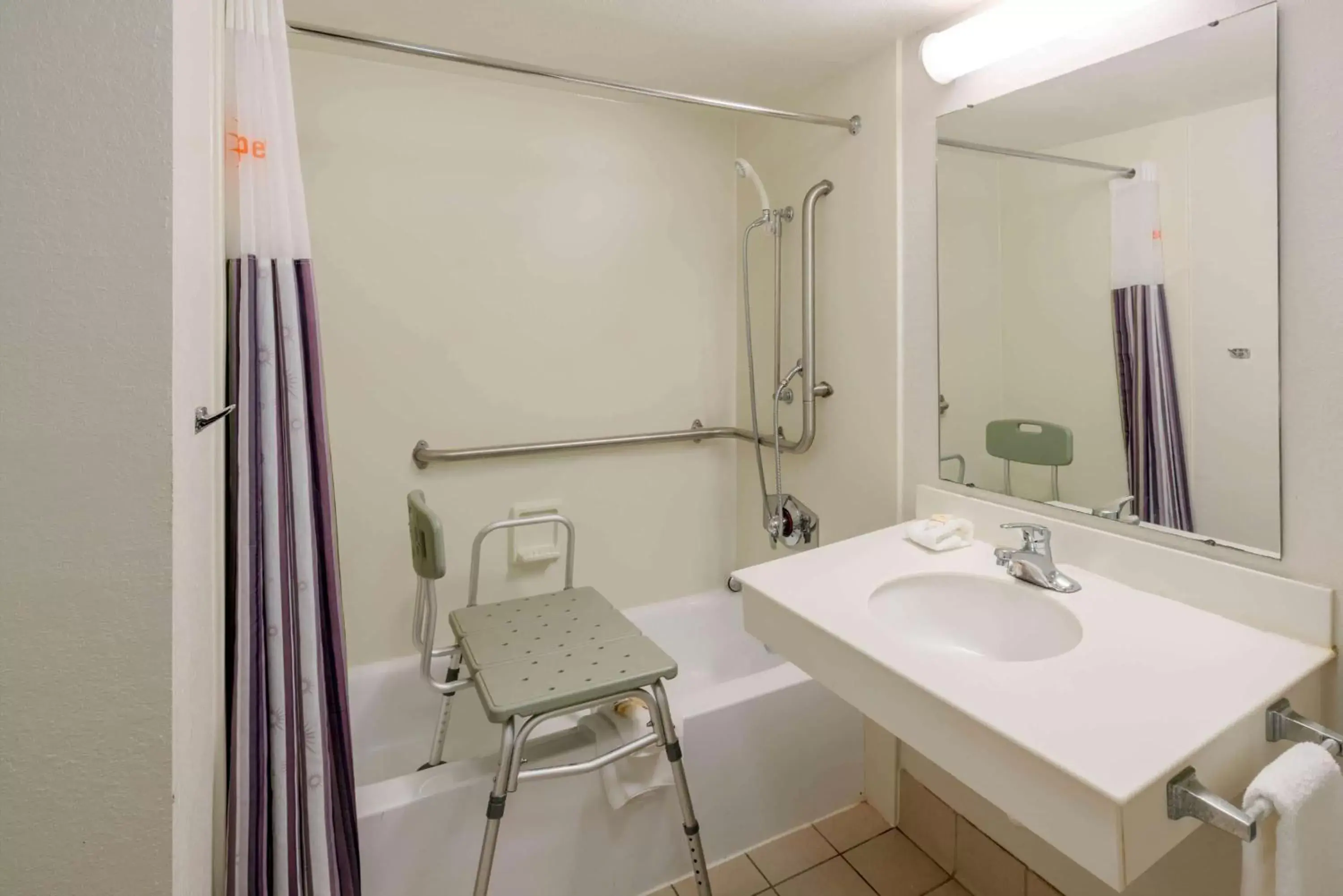 Bathroom in La Quinta Inn by Wyndham Nashville South