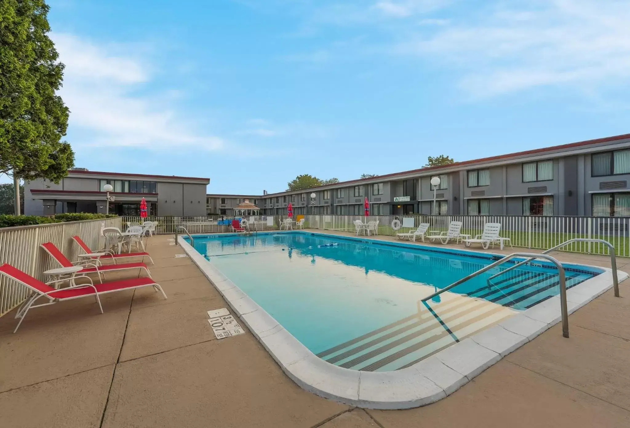 Swimming pool in HomeTowne Studios by Red Roof Painted Post Swimming pool in HomeTowne Studios by Red Roof Painted Post