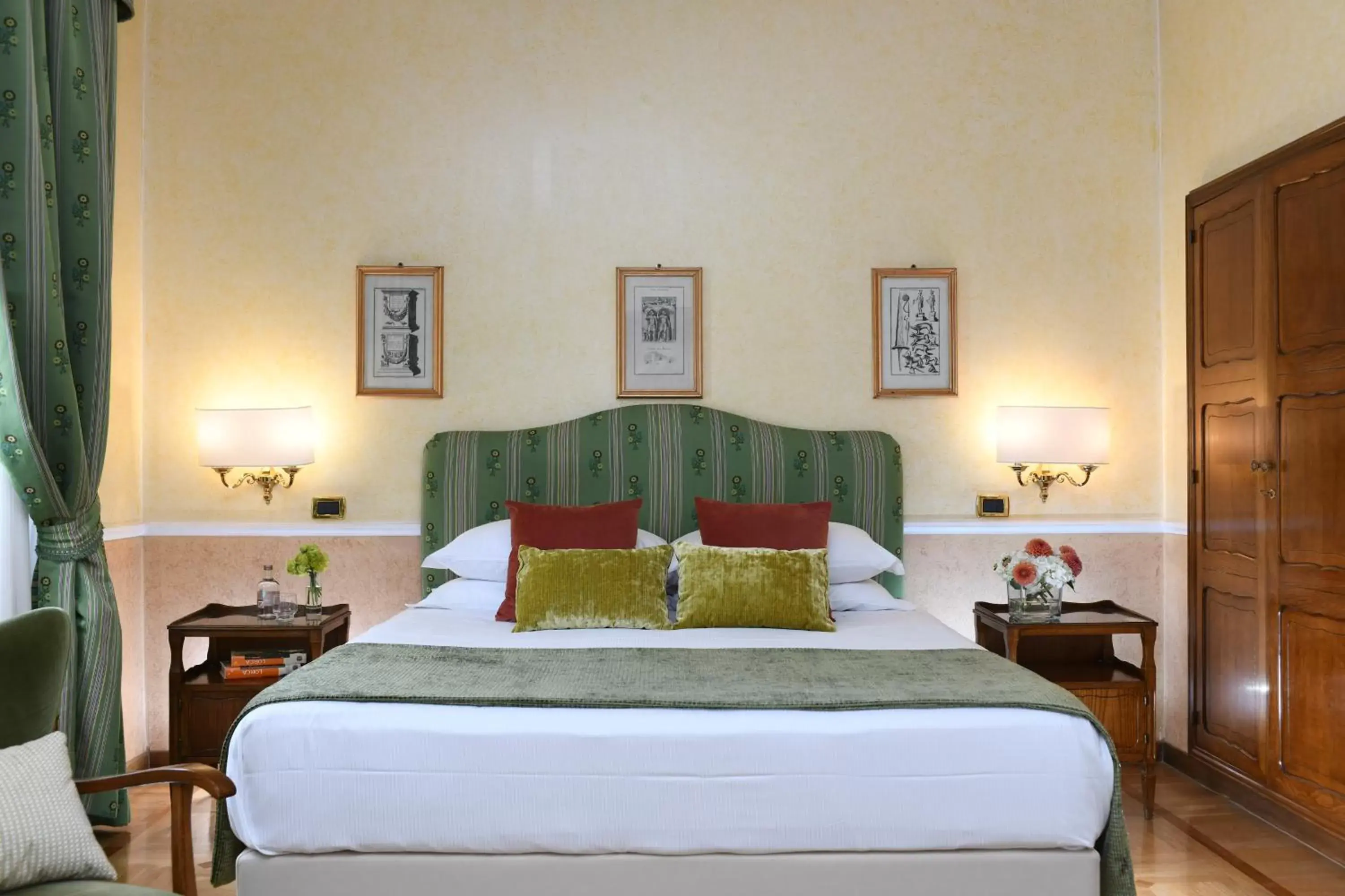 Bed in Bettoja Hotel Massimo d'Azeglio