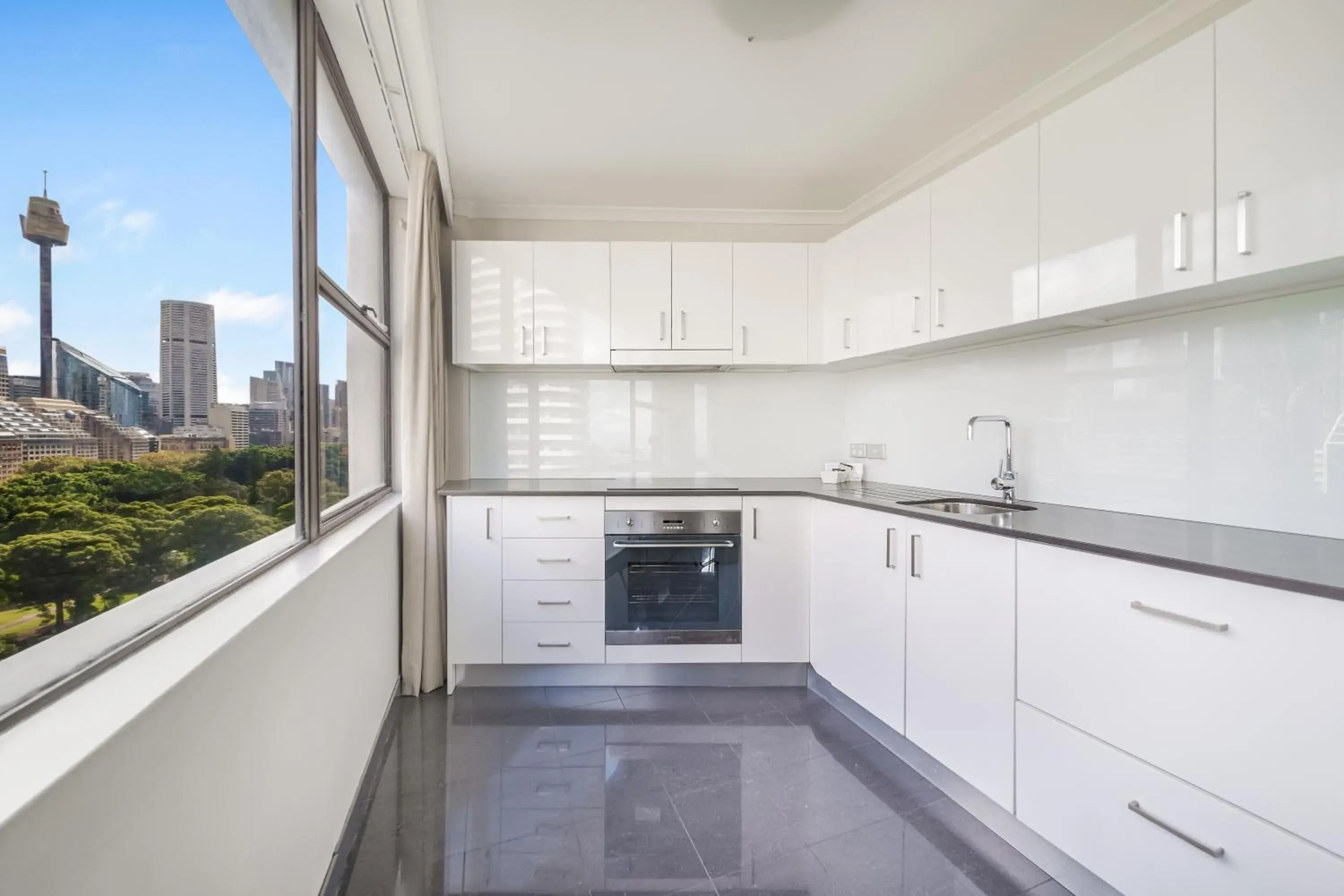 Kitchen or kitchenette, Kitchen/Kitchenette in Oaks Sydney Hyde Park Suites