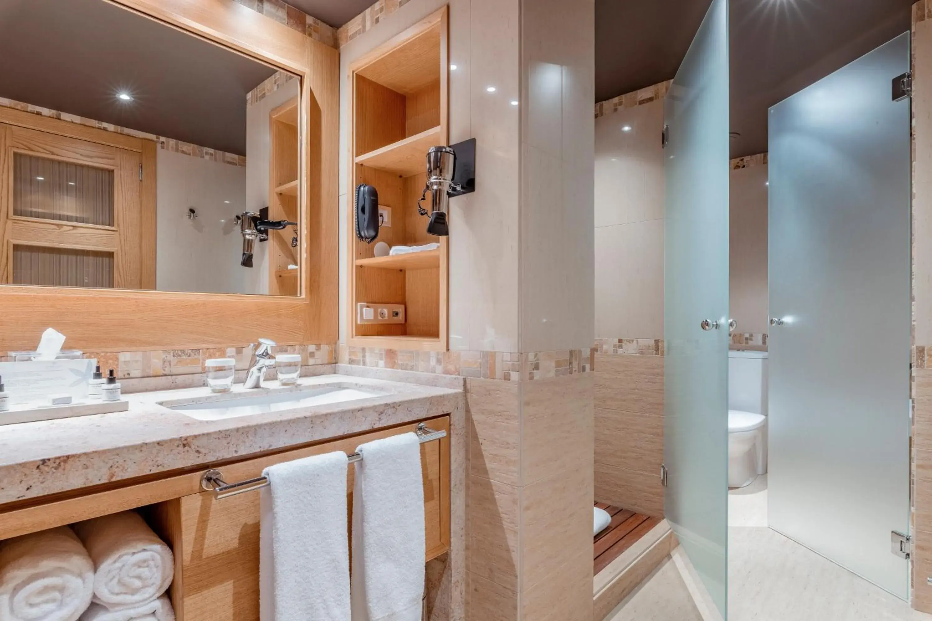 Shower, Bathroom in Sport Hotel Hermitage & Spa