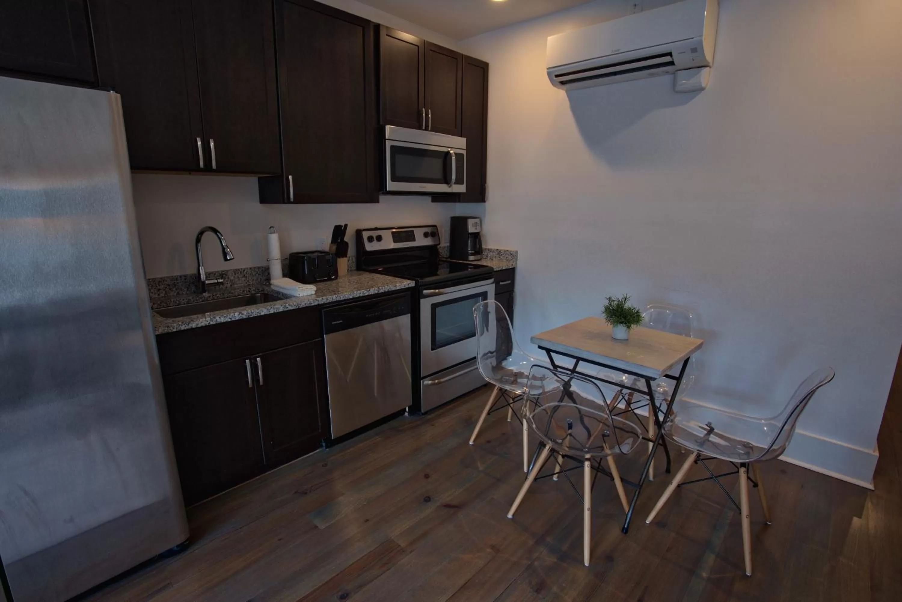 Kitchen or kitchenette, Kitchen/Kitchenette in 493 King Two Bedroom Suites