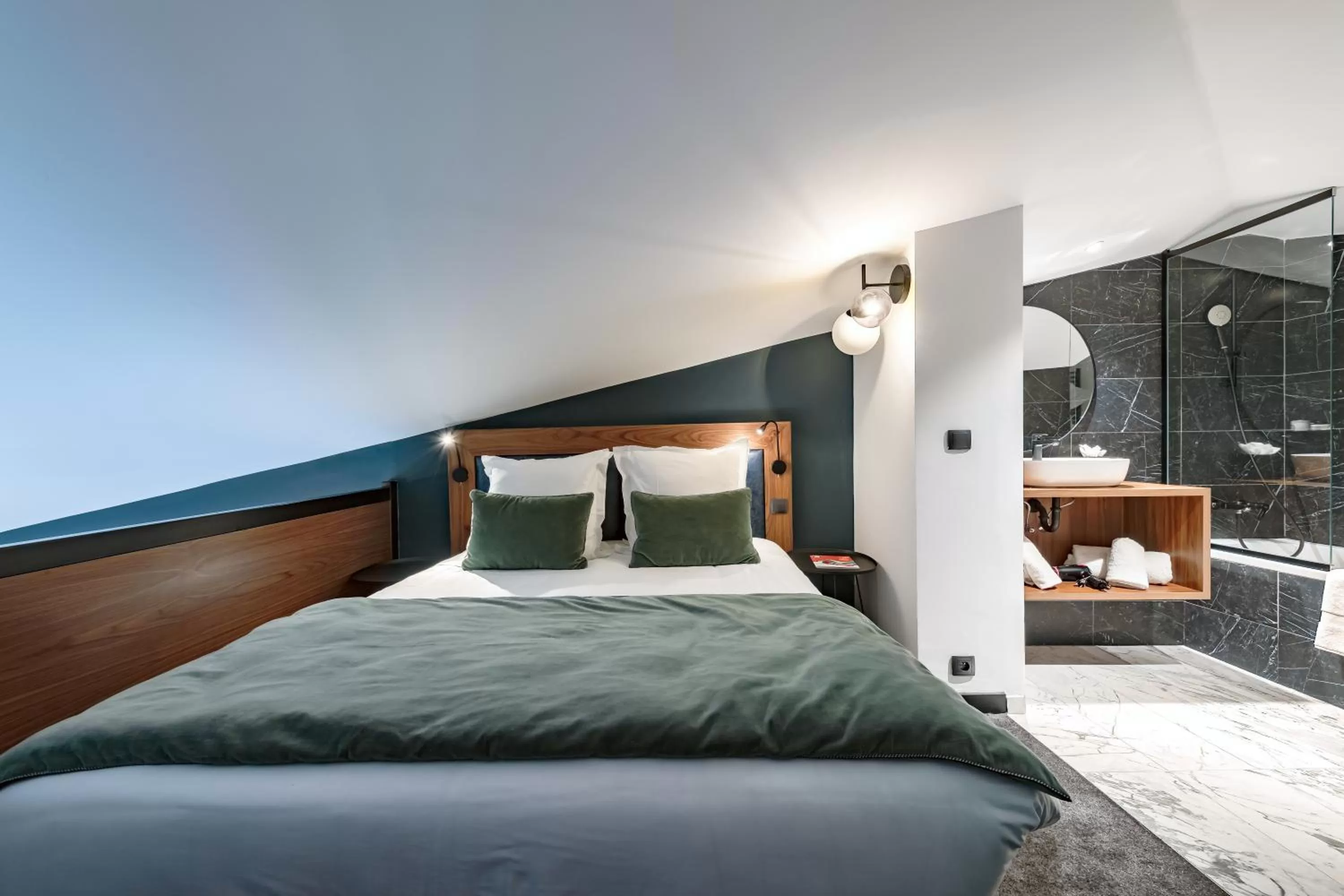 Photo of the whole room, Bed in Fahrenheit Seven Courchevel