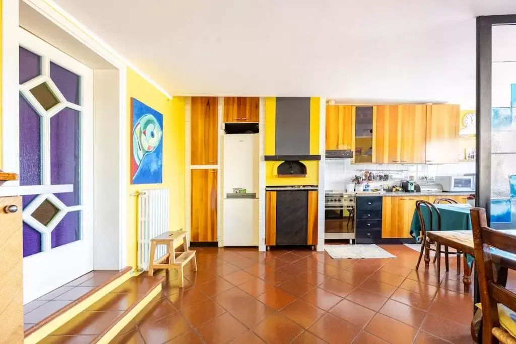 Dining area, Kitchen/Kitchenette in La casa dell'Adri B&B con camino