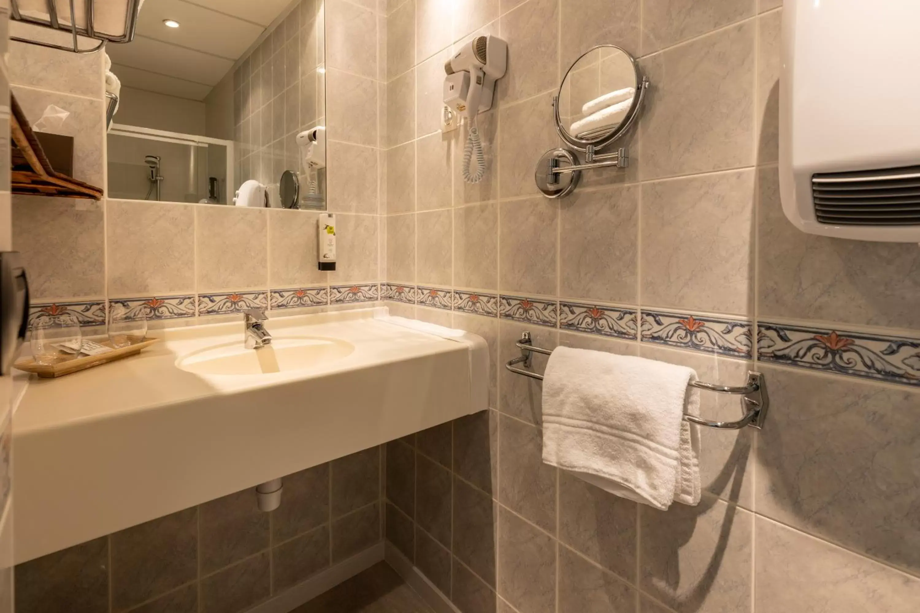 Bathroom in Logis Hôtel Rêve de Sable