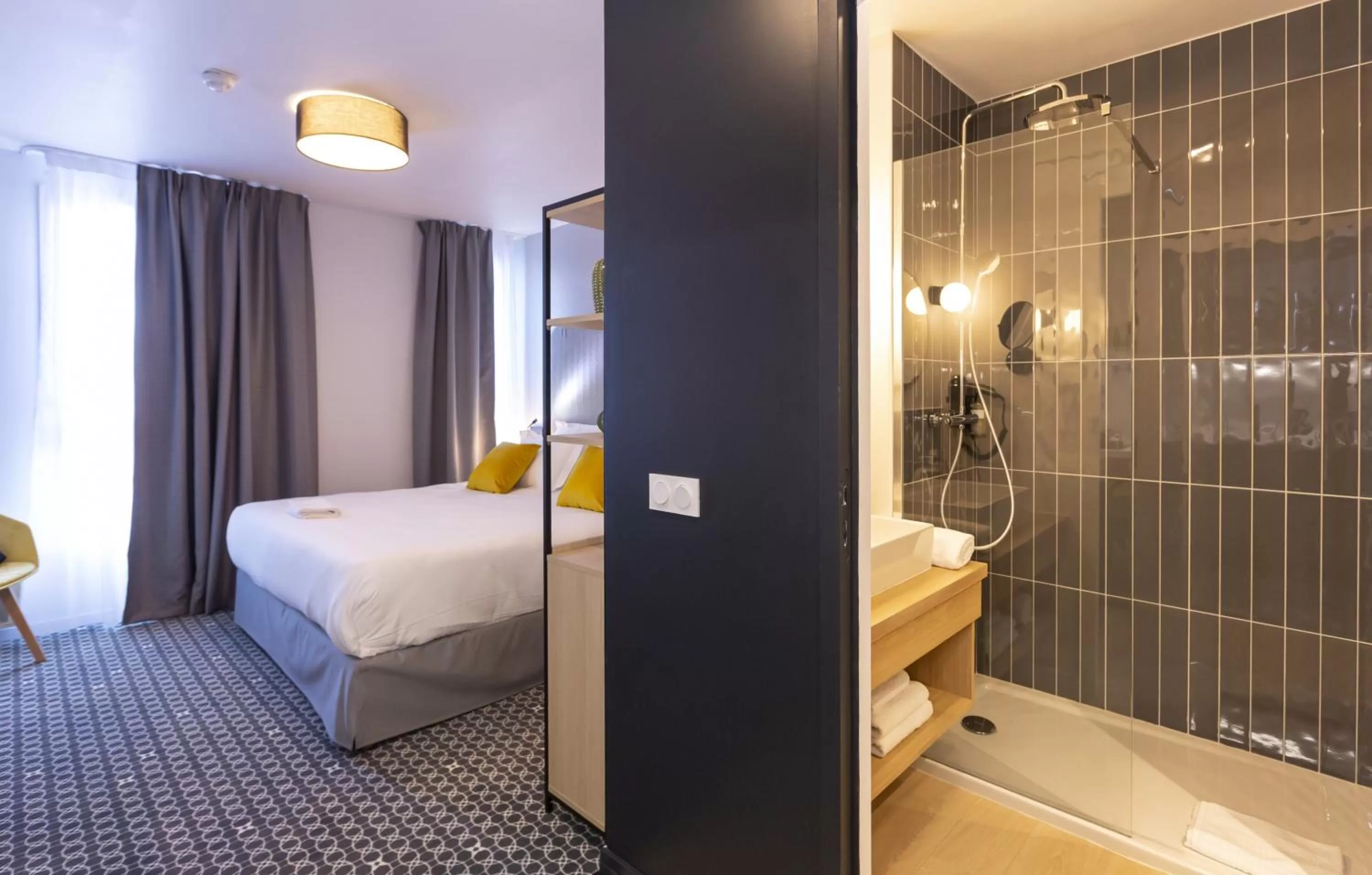 Bathroom, Bed in Appart Hotel Odalys City Le Havre Centre Les Docks