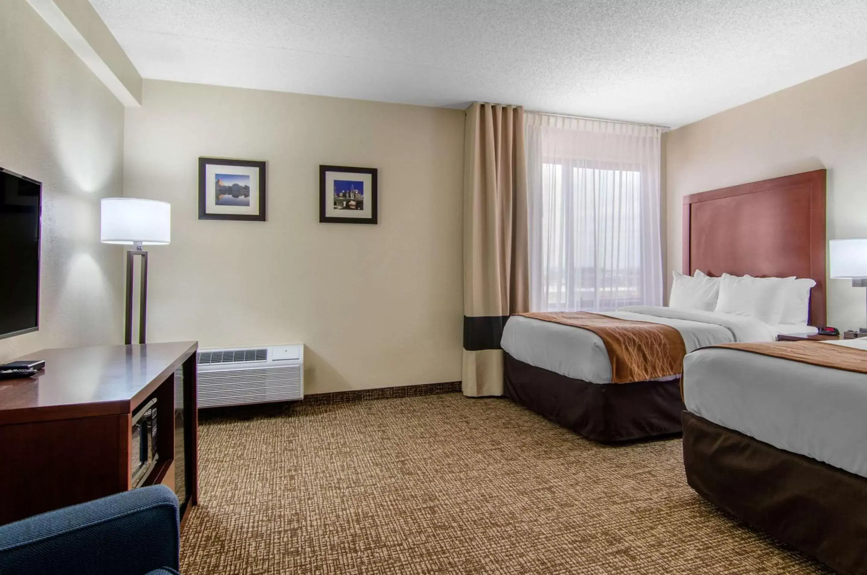 Photo of the whole room, Bed in Comfort Inn & Suites