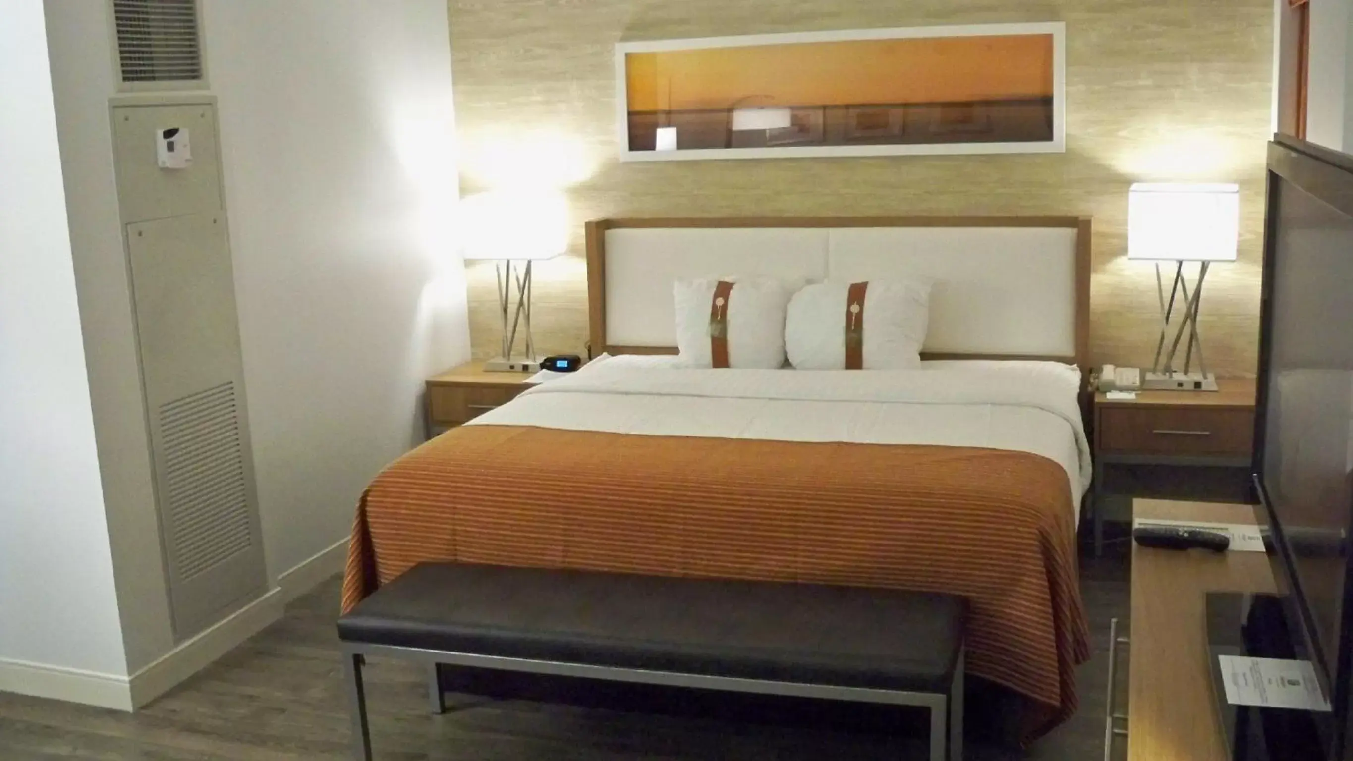 Bedroom, Bed in Holiday Inn San Antonio-Riverwalk, an IHG Hotel