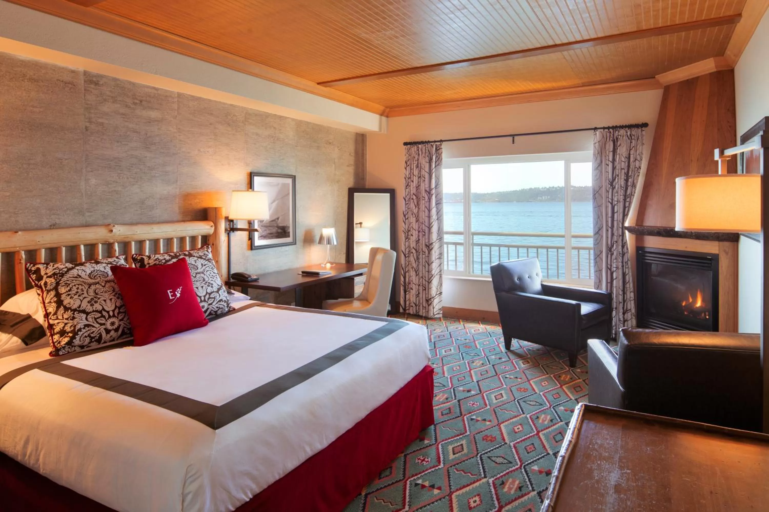 Bed in The Edgewater, a Noble House Hotel