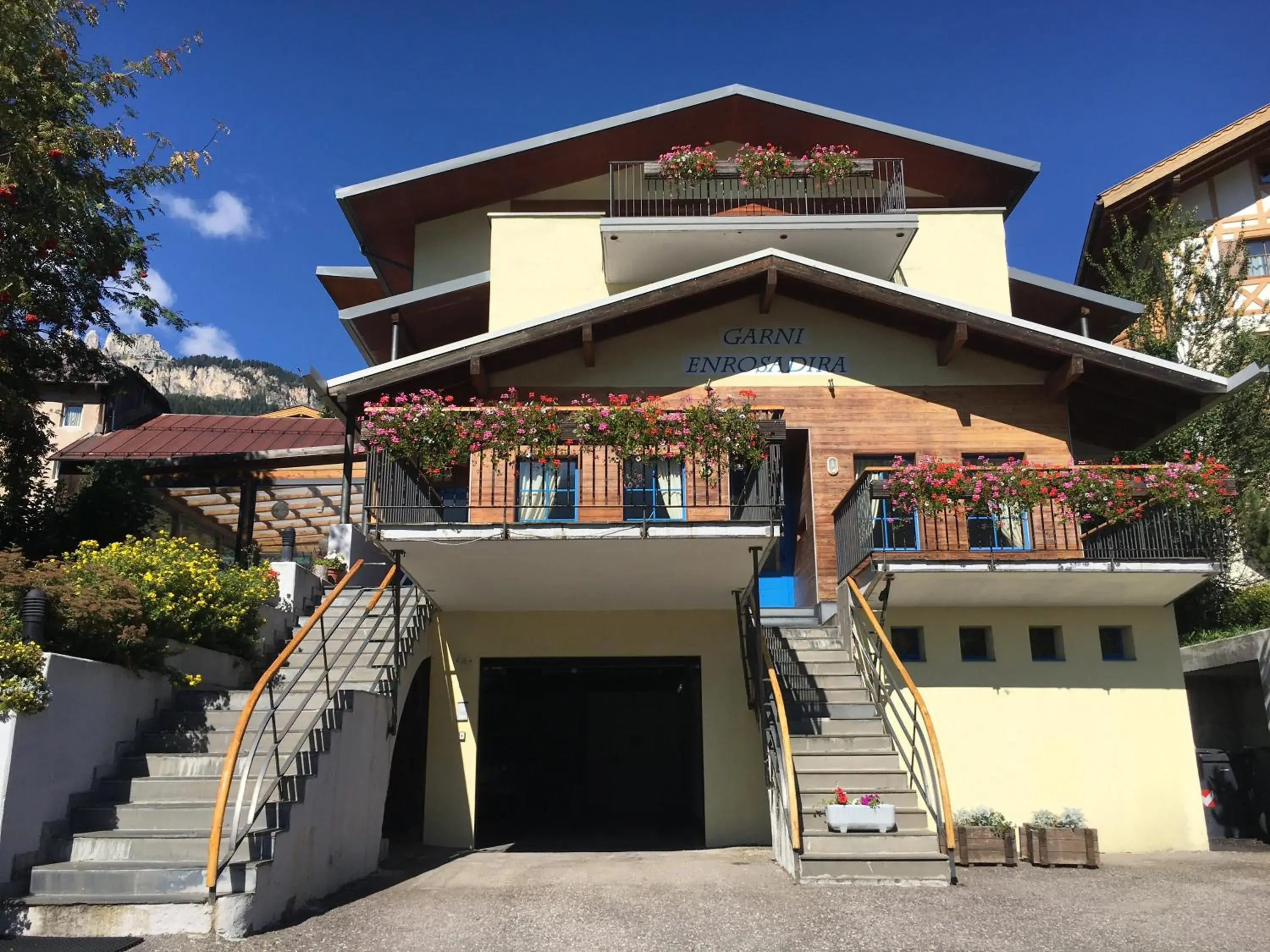 Facade/entrance, Property Building in Garni Enrosadira