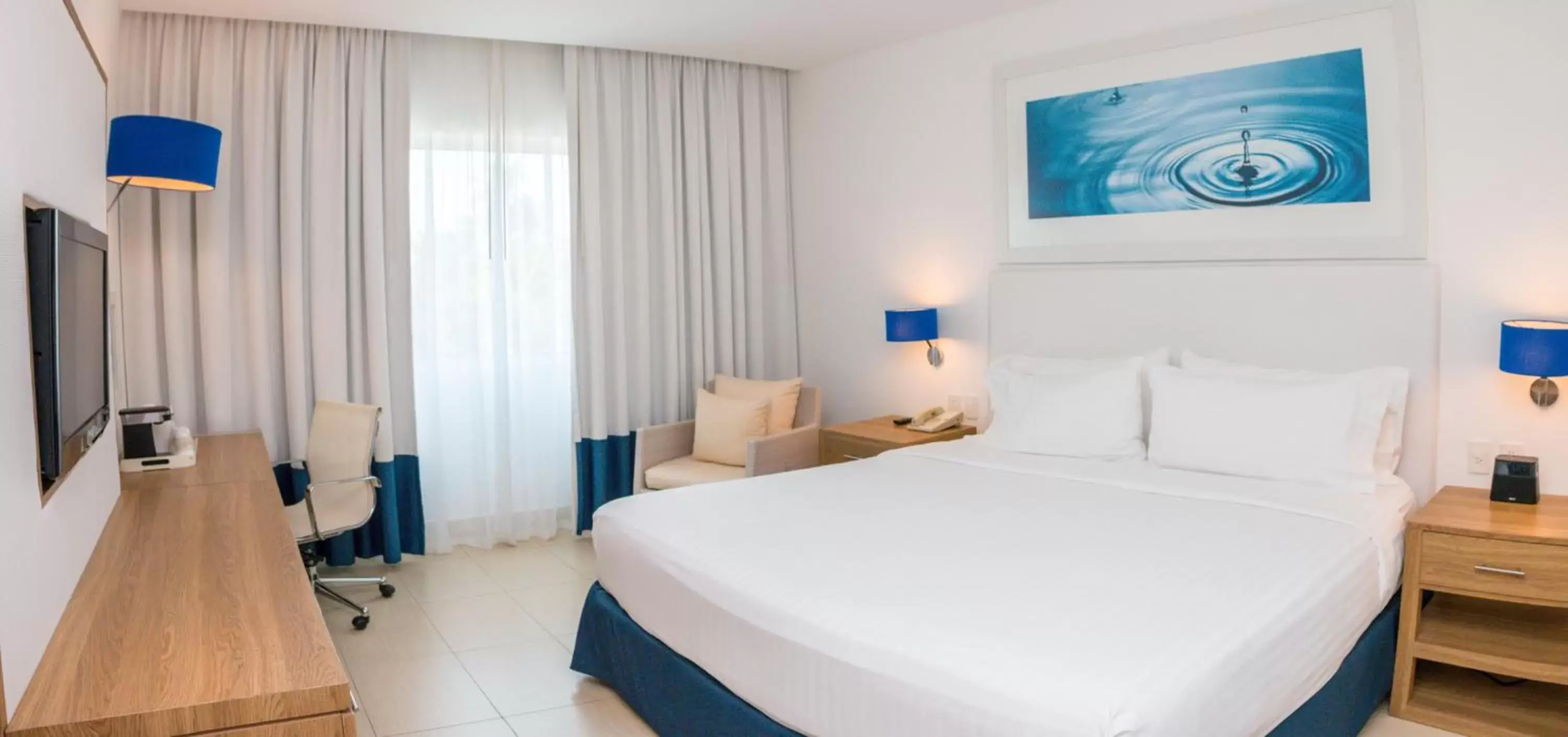 Bed in Holiday Inn Acapulco La Isla, an IHG Hotel