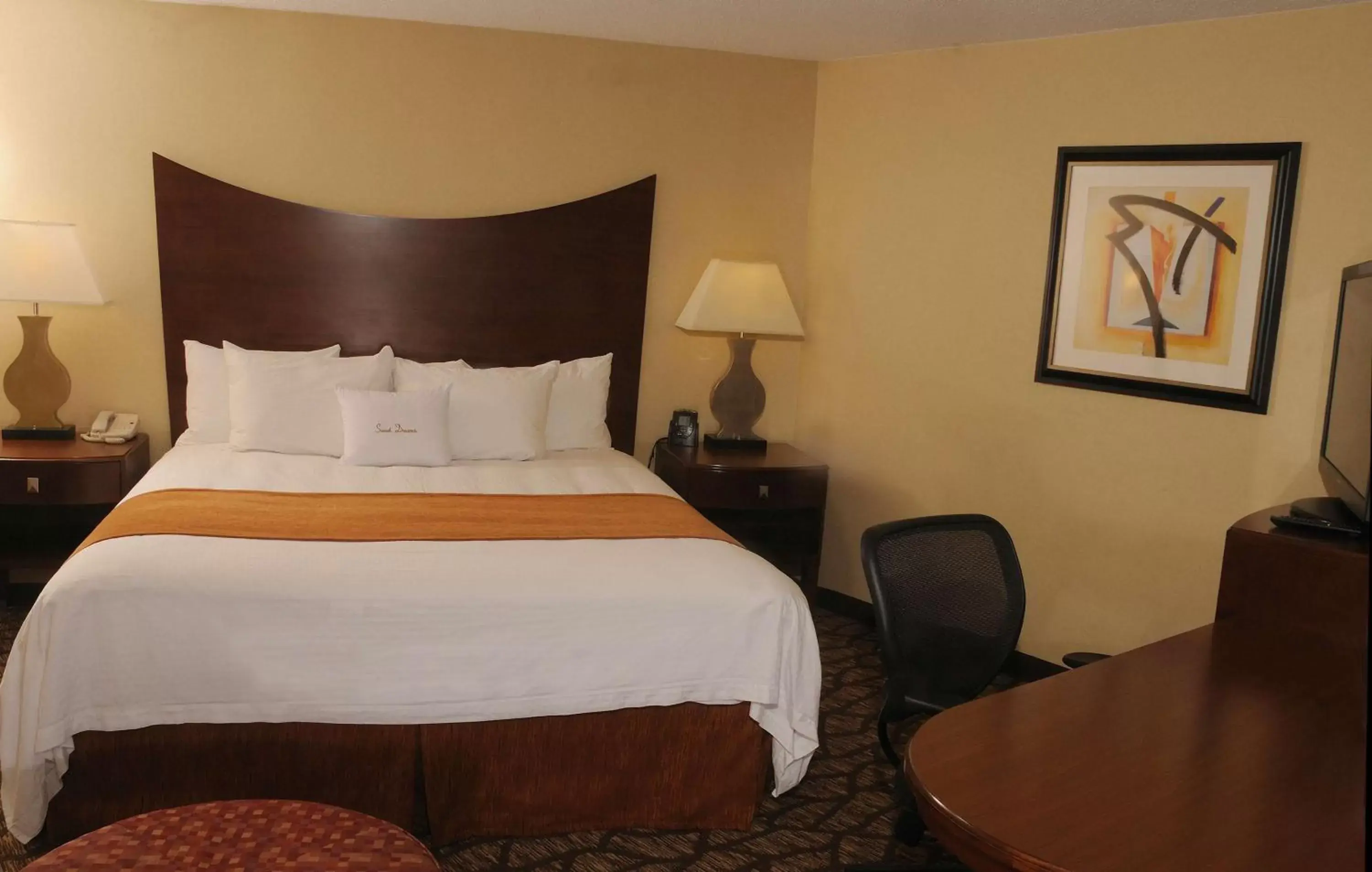 Bed in DoubleTree by Hilton Hotel Oak Ridge - Knoxville