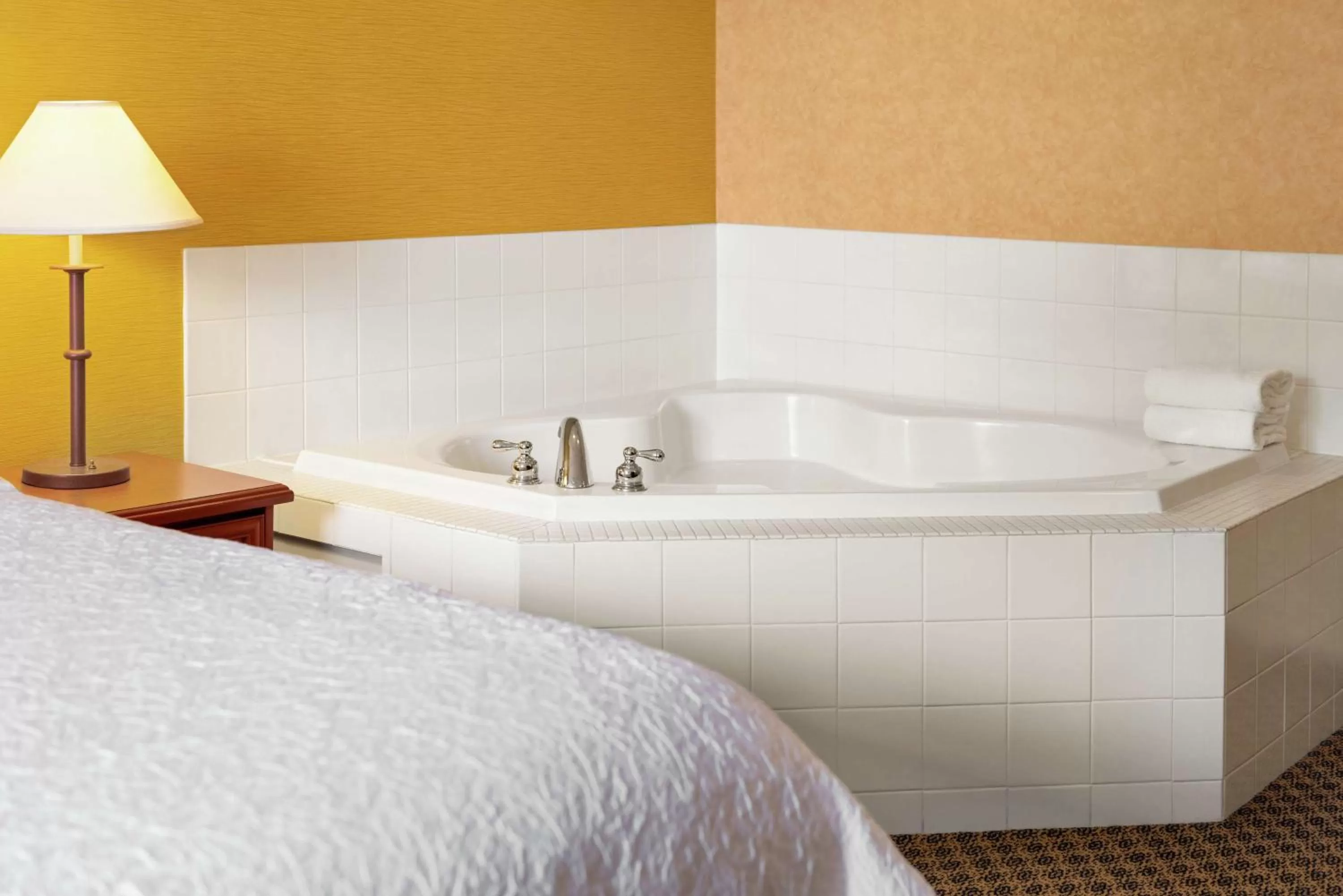 Bathroom, Bed in Hampton Inn & Suites by Hilton Langley-Surrey