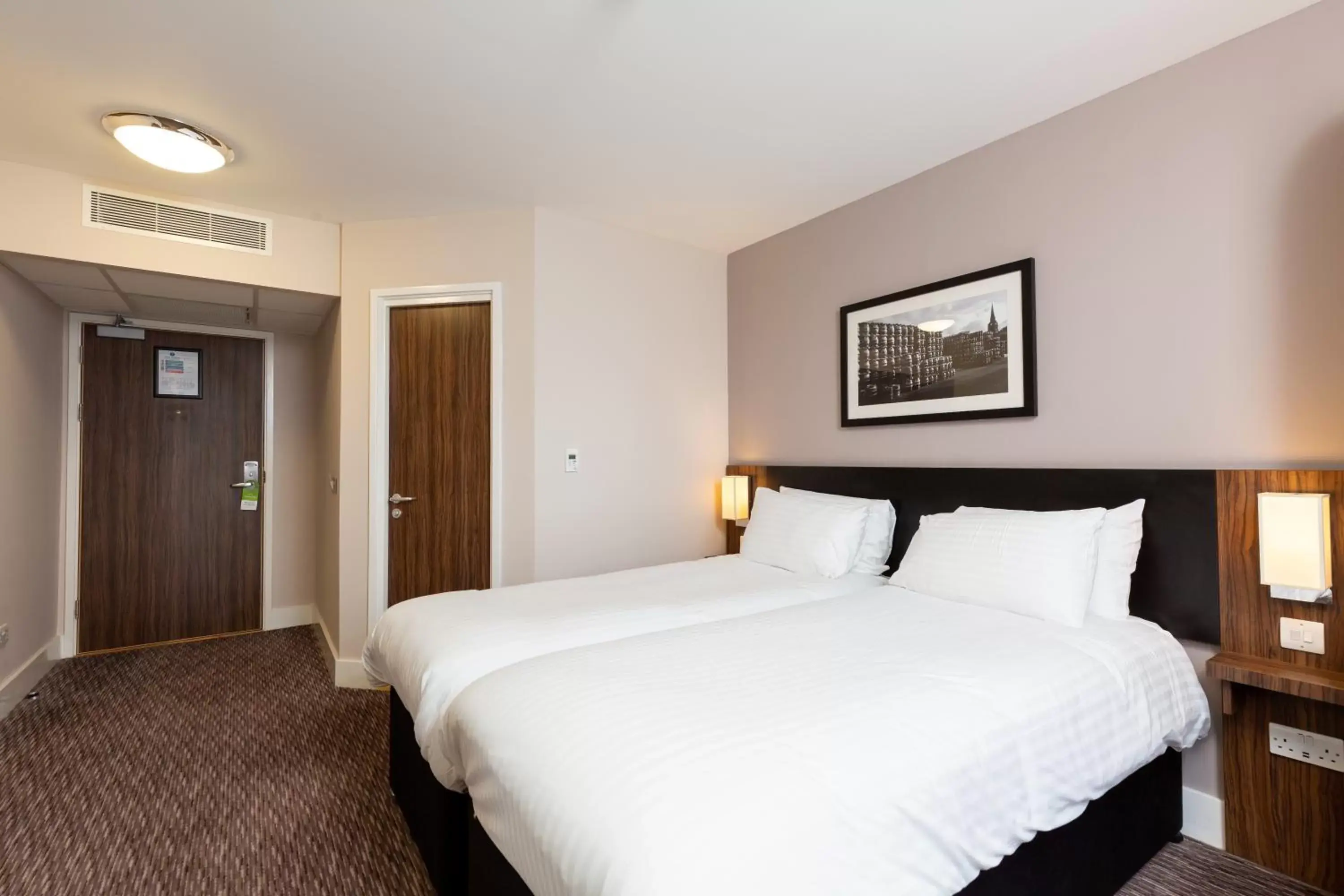 Bedroom, Bed in Sweet Chestnut, Dunfermline by Marston's Inns