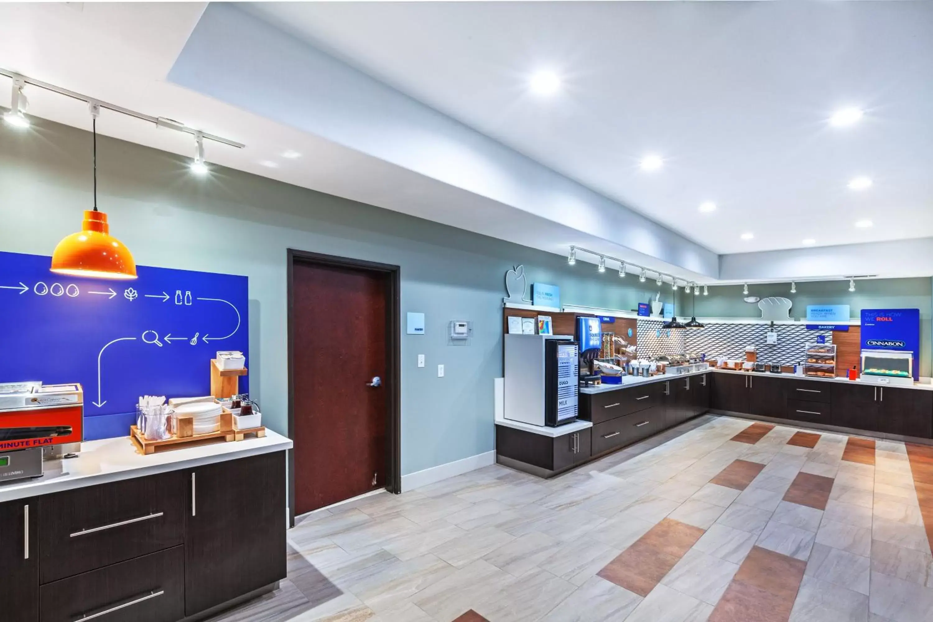 Breakfast, Kitchen/Kitchenette in Holiday Inn Express & Suites Longview South I-20, an IHG Hotel