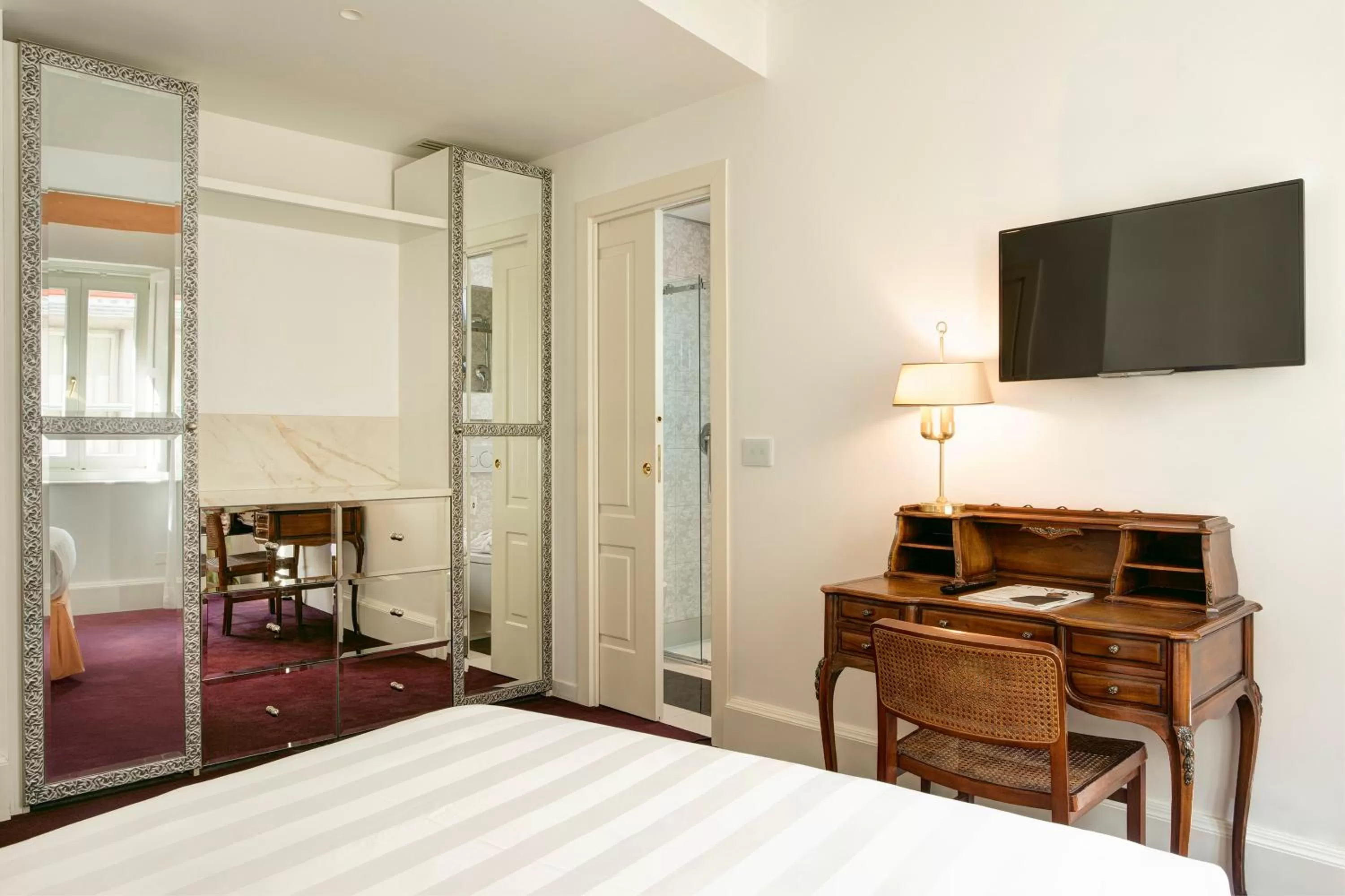 Photo of the whole room, Bed in Grand Hotel Duchi d'Aosta