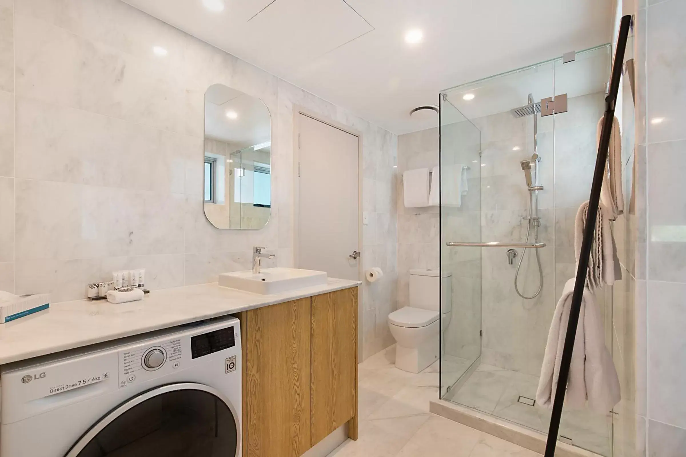 Bathroom in Jephson Hotel & Apartments