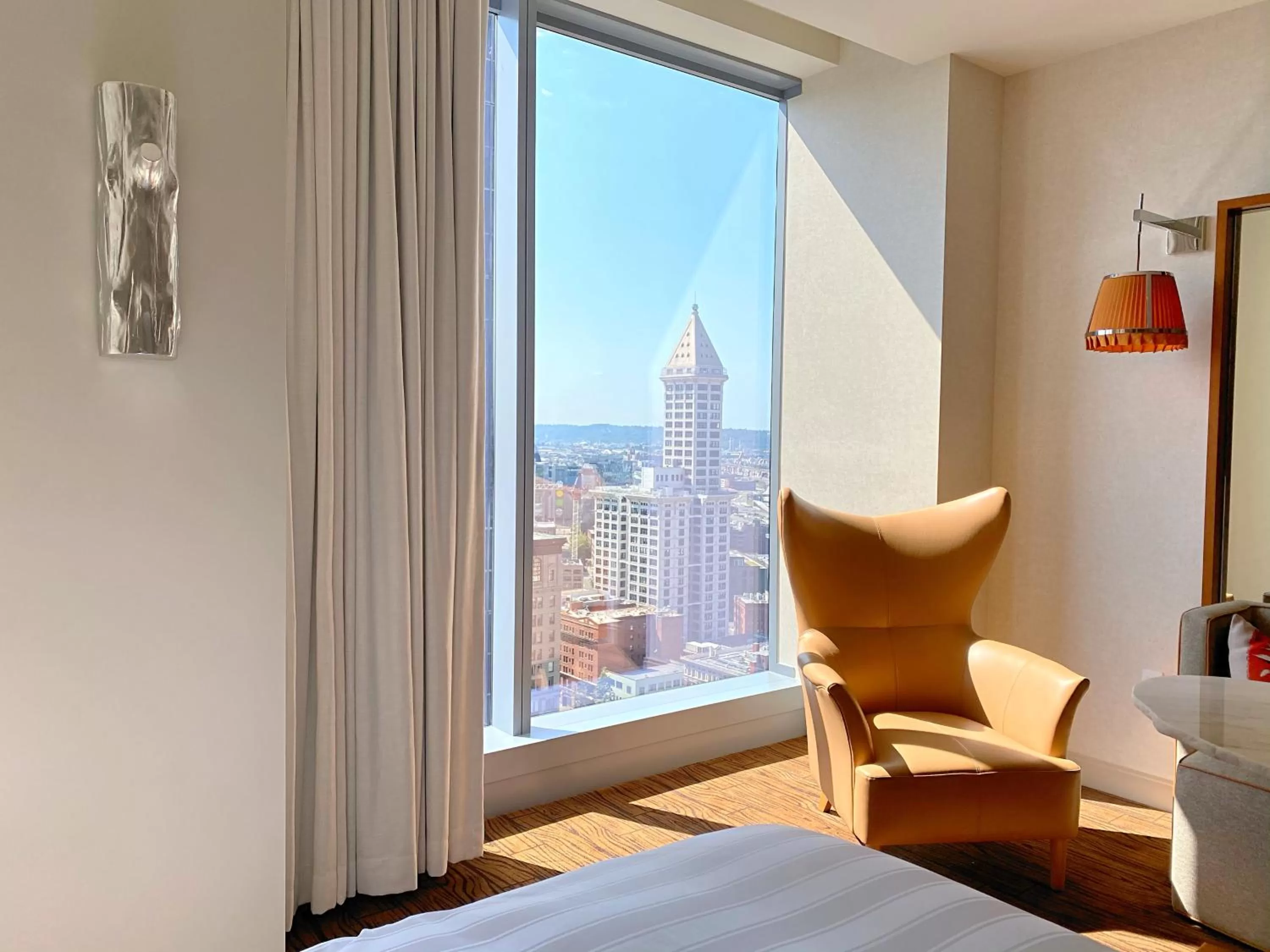 Seating area, Bed in Lotte Hotel Seattle
