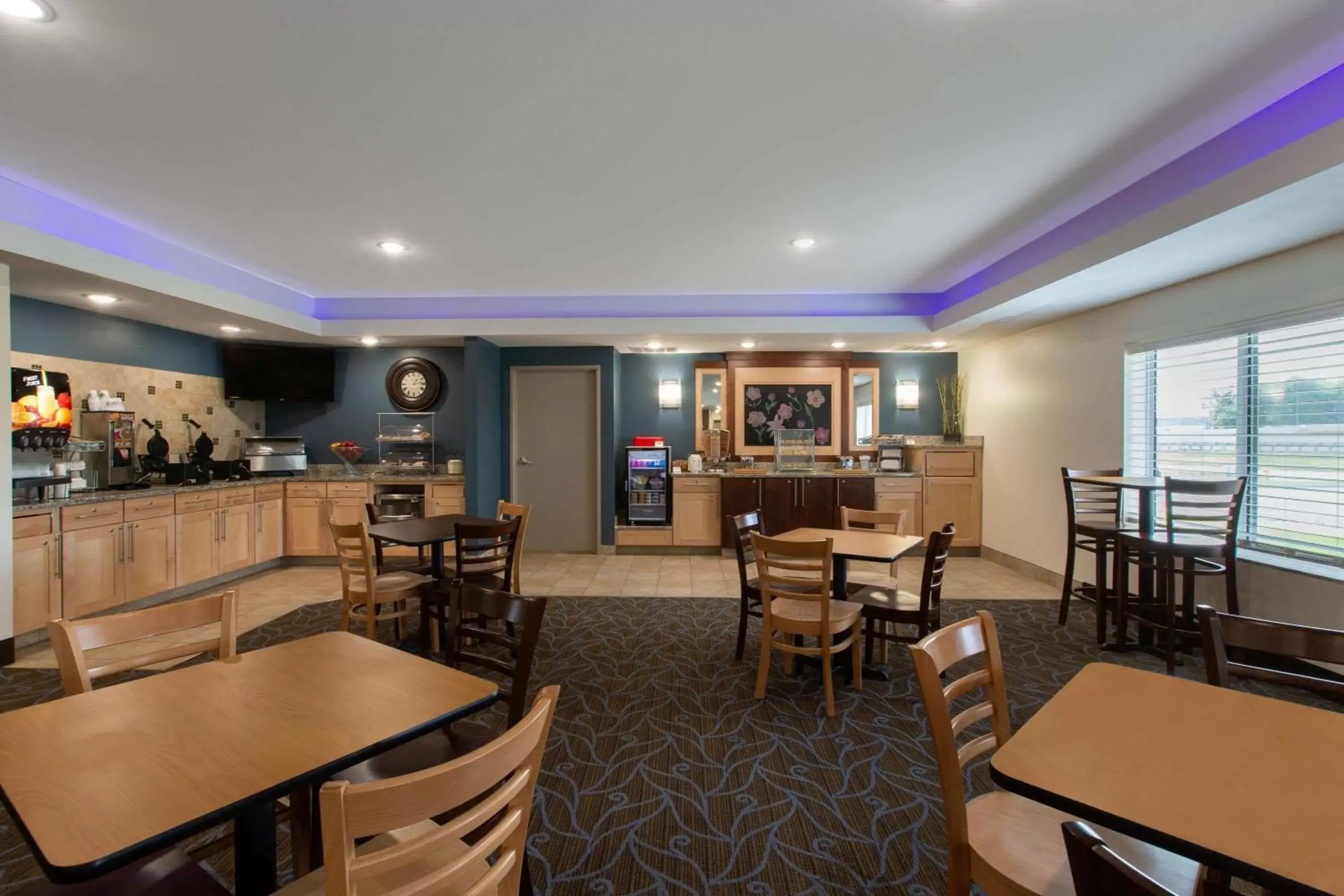 Restaurant/Places to Eat in AmericInn by Wyndham Sioux Falls North
