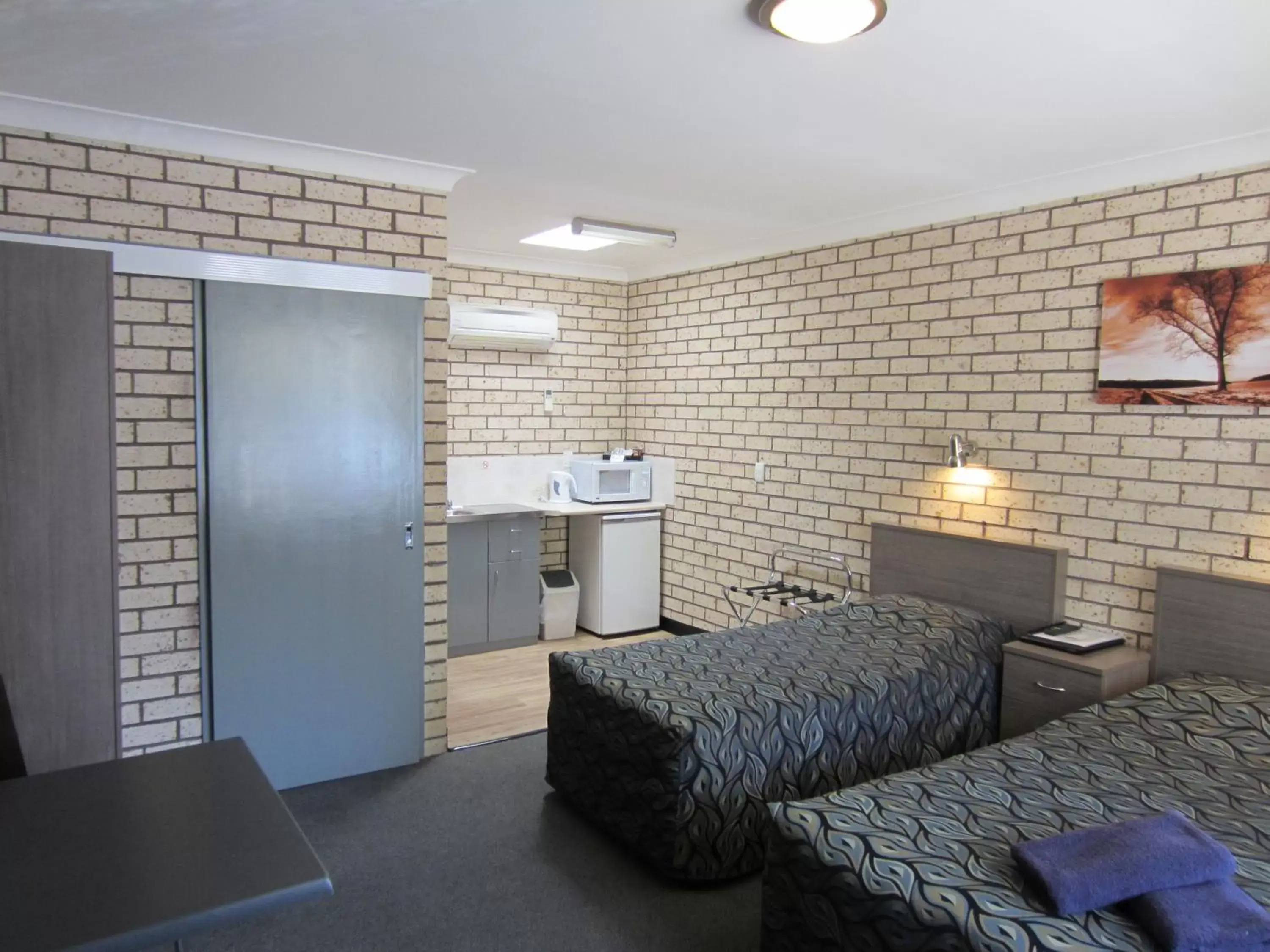 Photo of the whole room, Kitchen/Kitchenette in Cowra Crest Motel