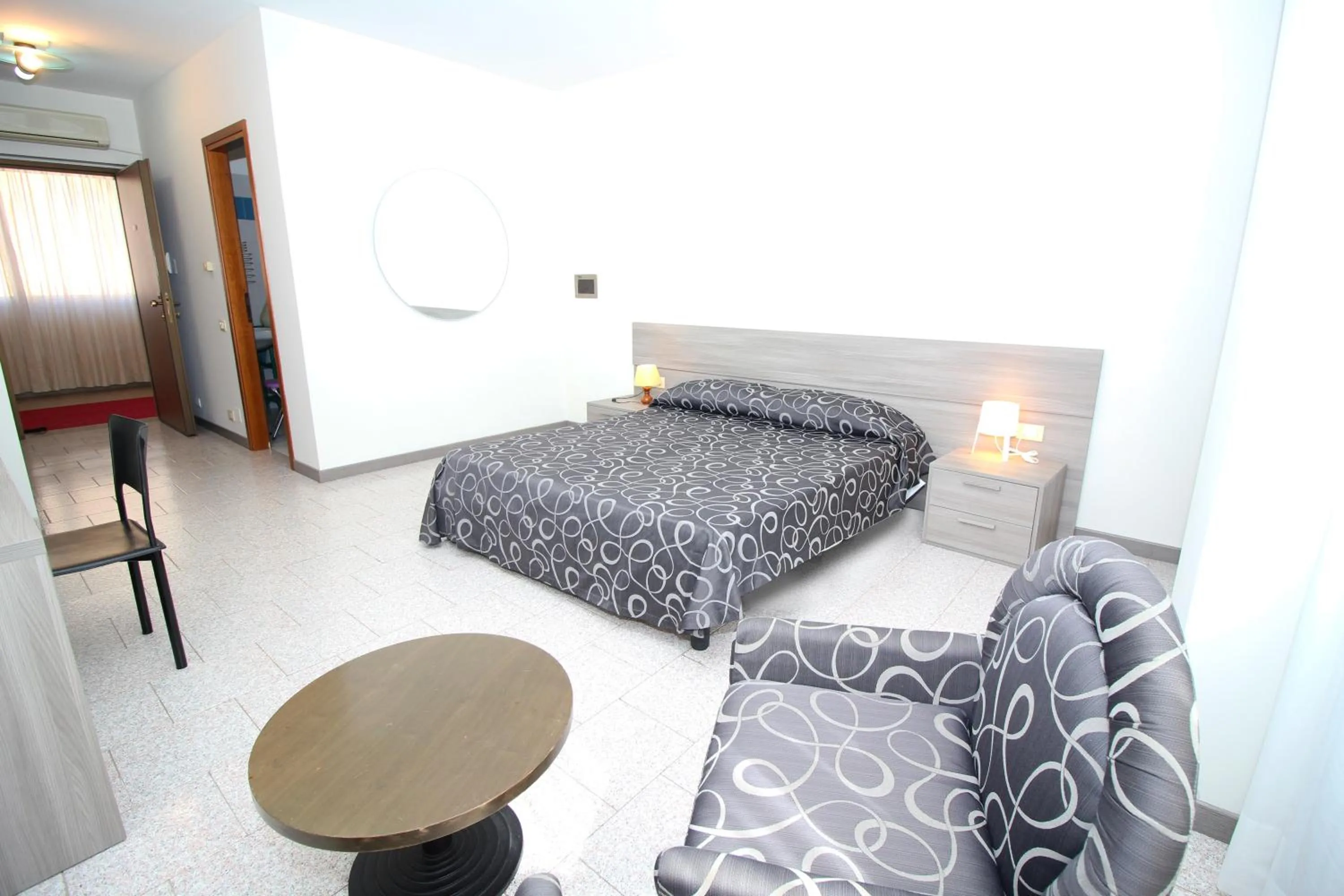 Seating area, Bed in Hotel Croce Di Malta