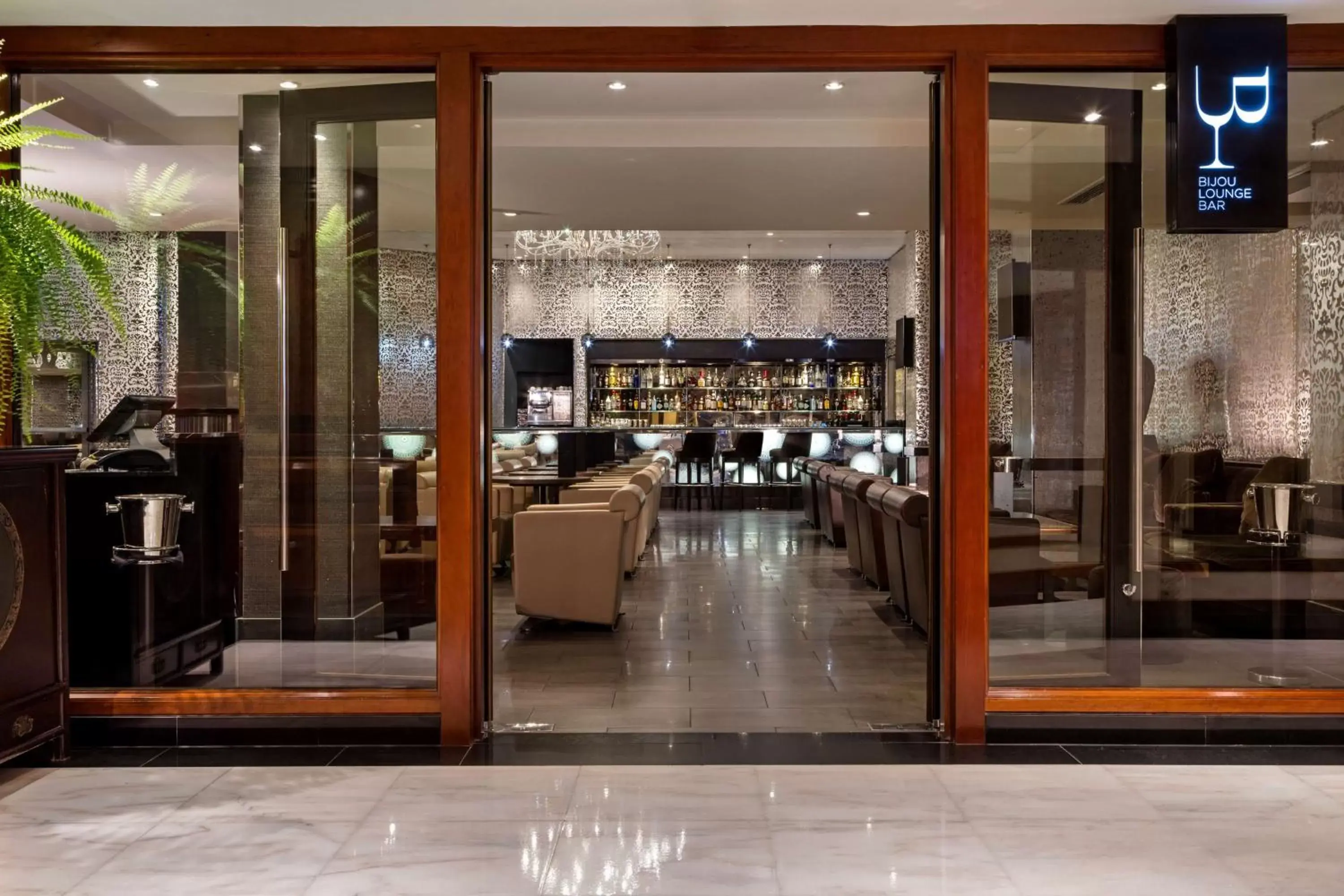 Lounge or bar, Restaurant/Places to Eat in Radisson Blu Edwardian Heathrow Hotel, London