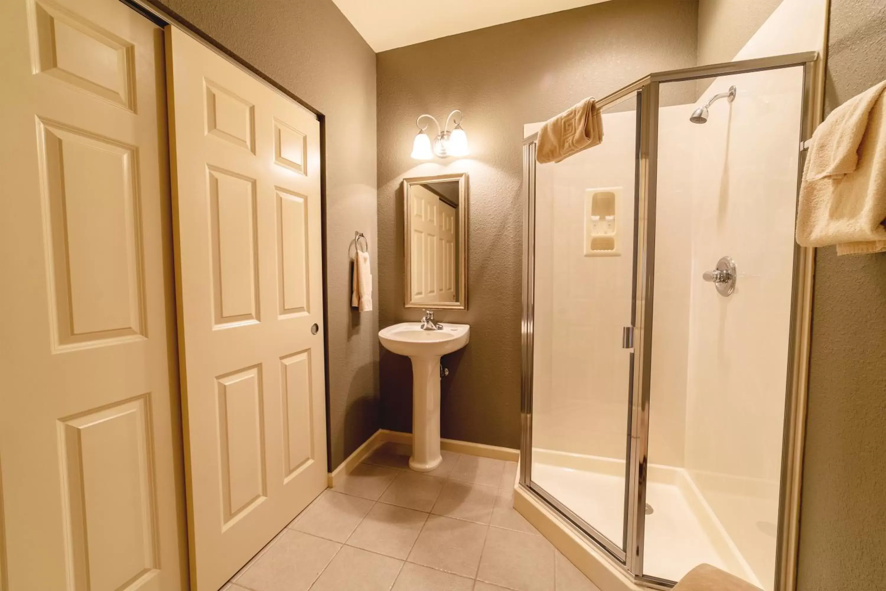 Shower, Bathroom in Thousand Hills Golf Resort