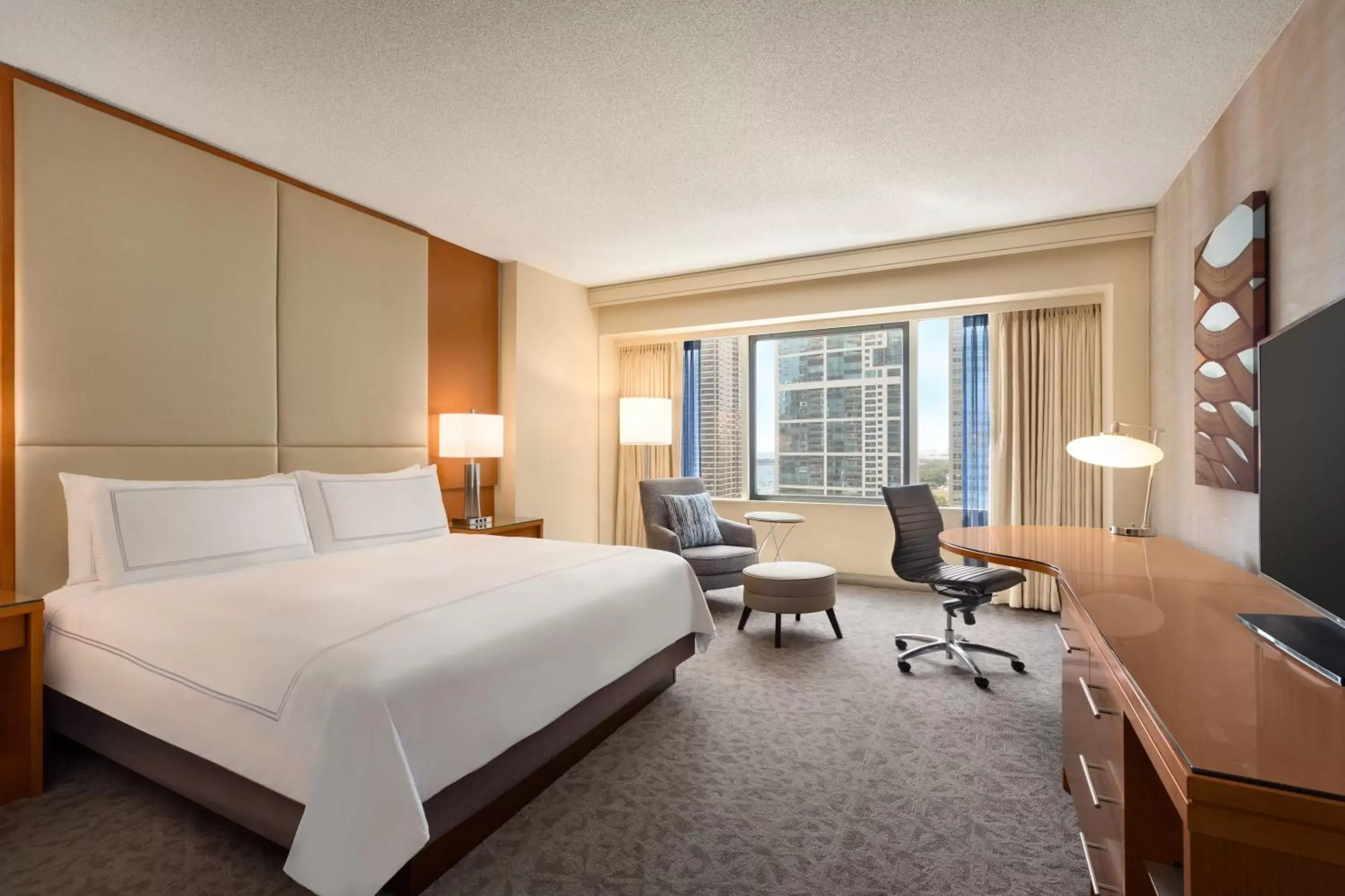 Photo of the whole room in Swissotel Chicago