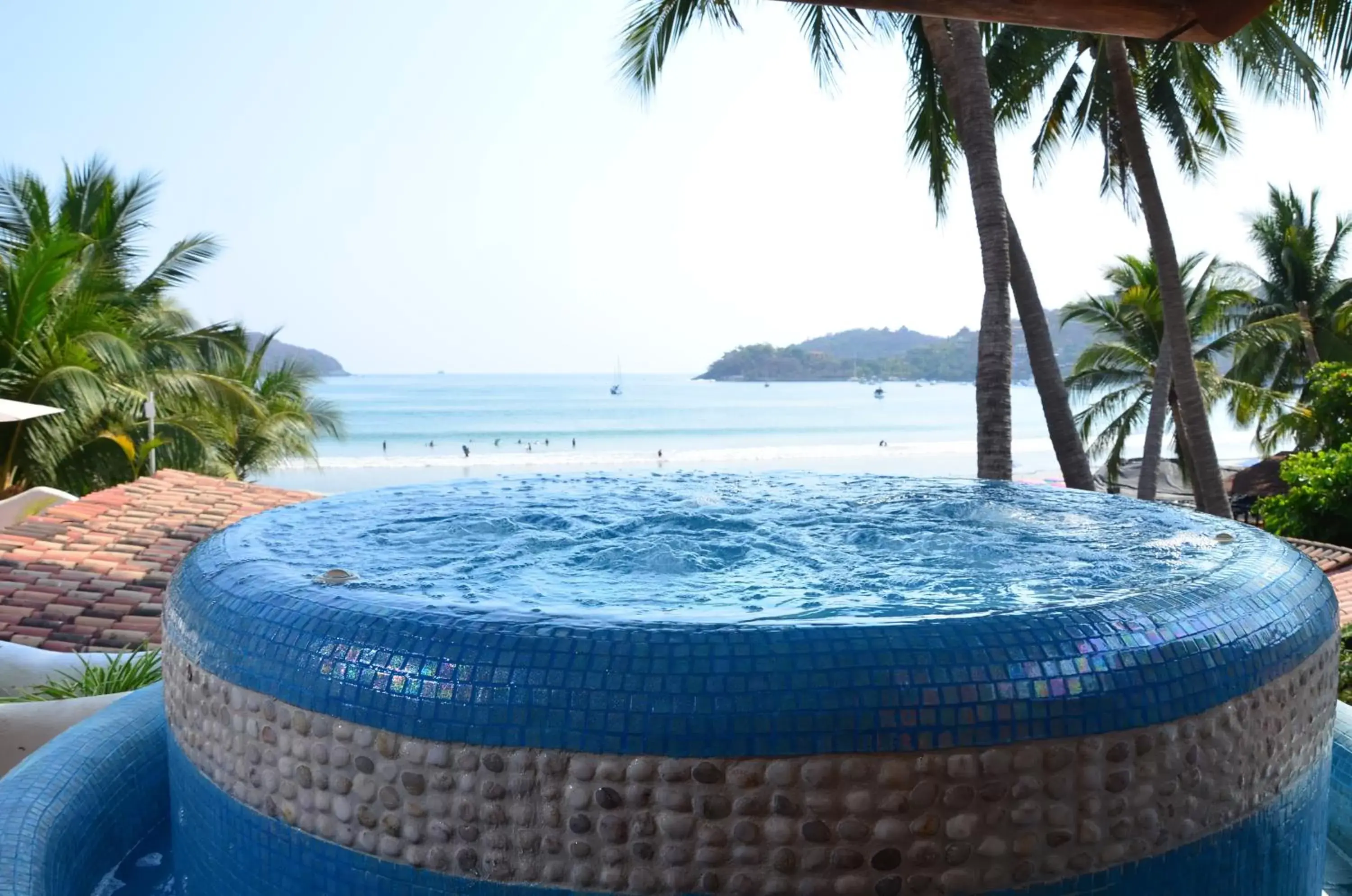 Hot Tub, Swimming Pool in Arena Suites