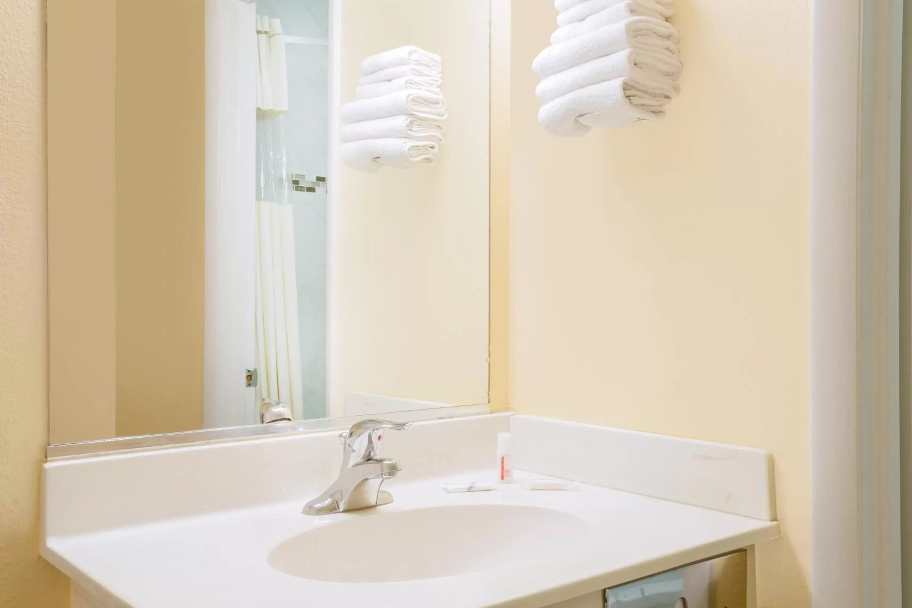 Queen Room with Two Queen Beds - Non-Smoking in Days Inn by Wyndham St. George Queen Room with Two Queen Beds - Non-Smoking in Days Inn by Wyndham St. George