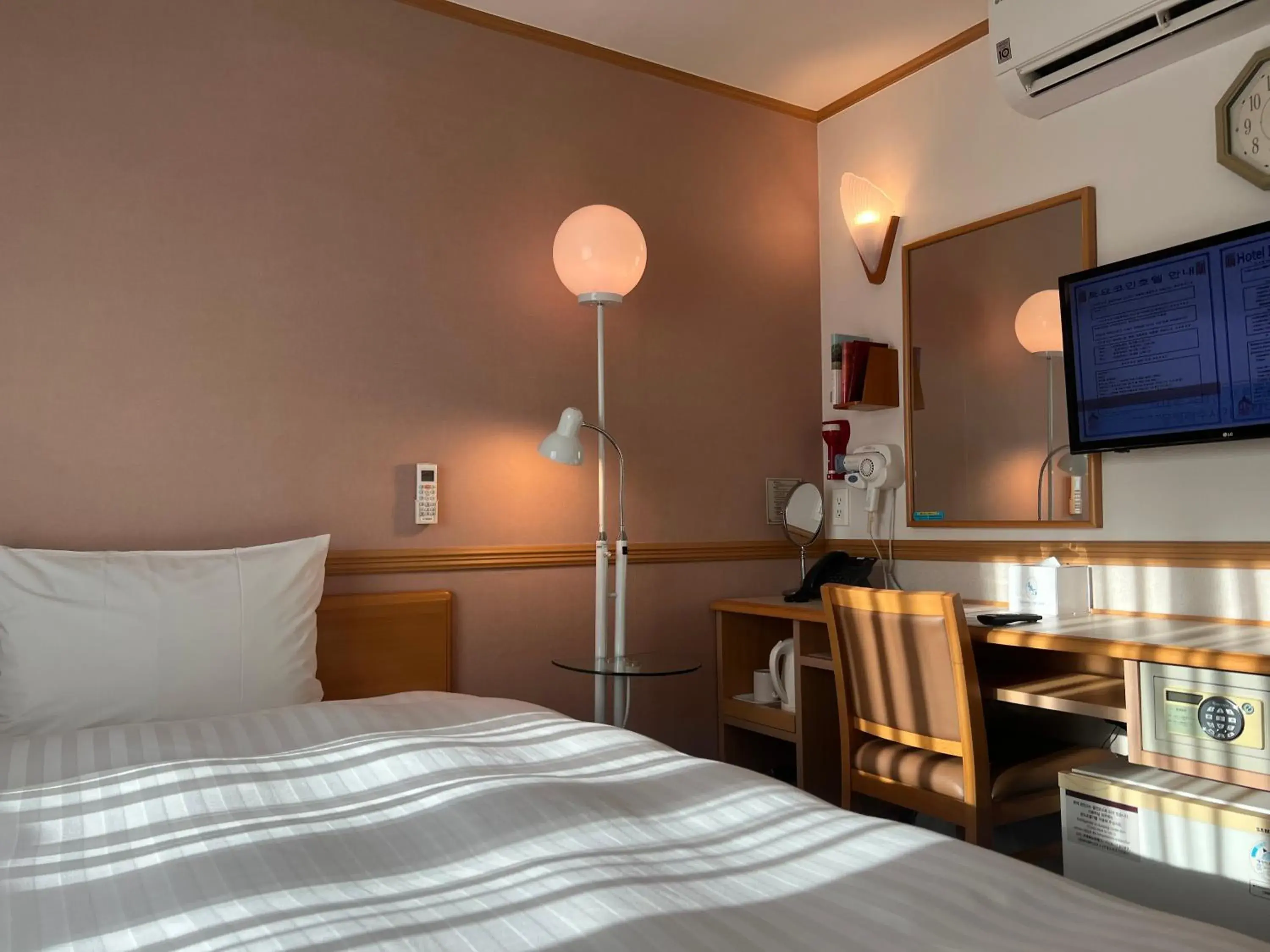 Photo of the whole room, Bed in Toyoko Inn Busan Seomyeon Photo of the whole room, Bed in Toyoko Inn Busan Seomyeon