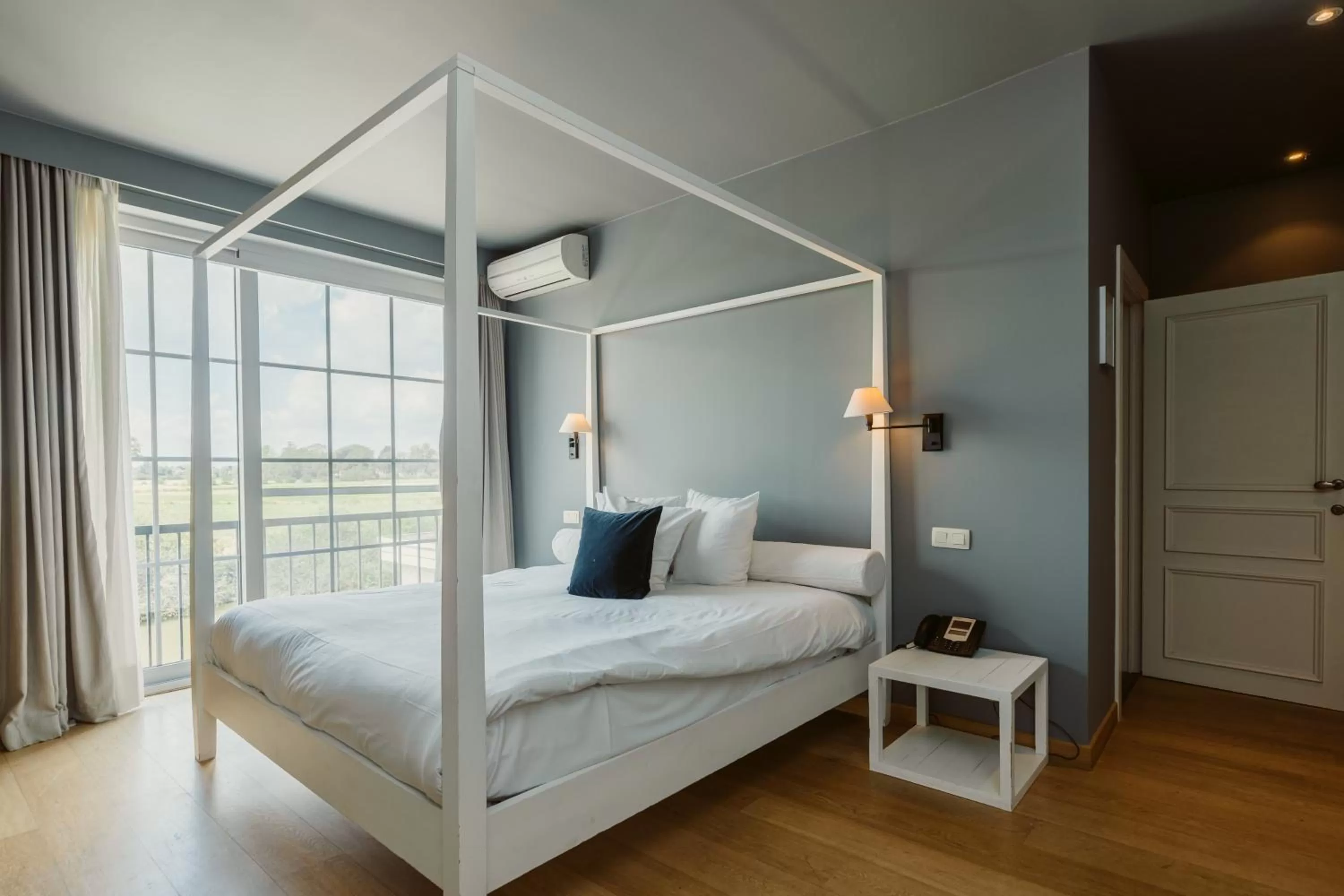 View (from property/room), Bed in Auberge du Pêcheur