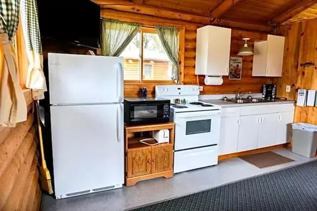 Kitchen/Kitchenette in Sportsman Lodge Melrose MT