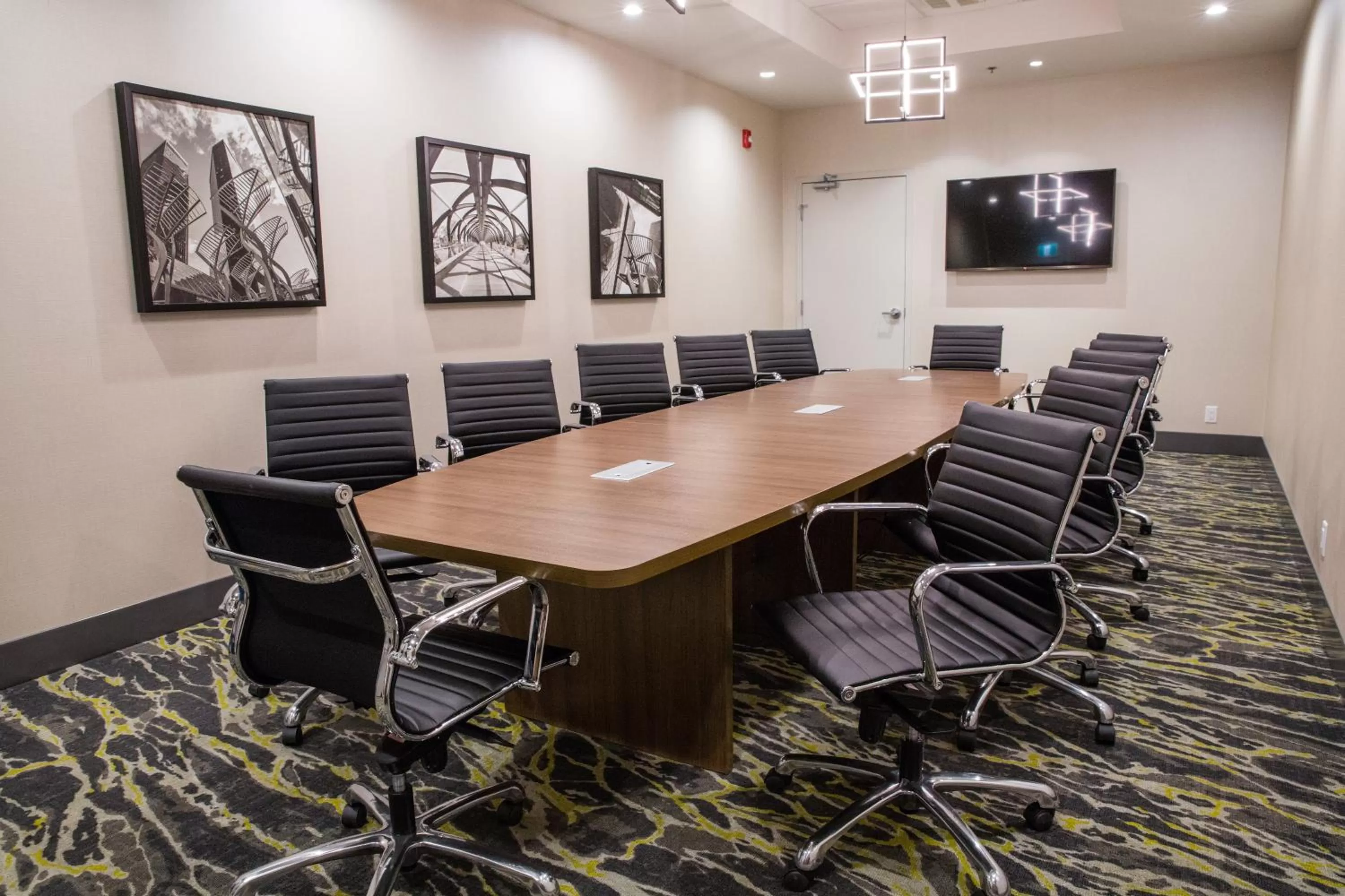 Meeting/conference room in Holiday Inn Hotel & Suites Calgary South - Conference Ctr by IHG