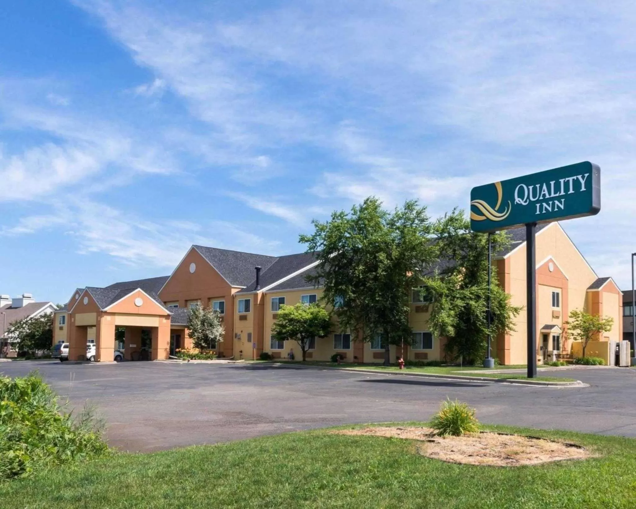 Property building in Quality Inn Lakeville North