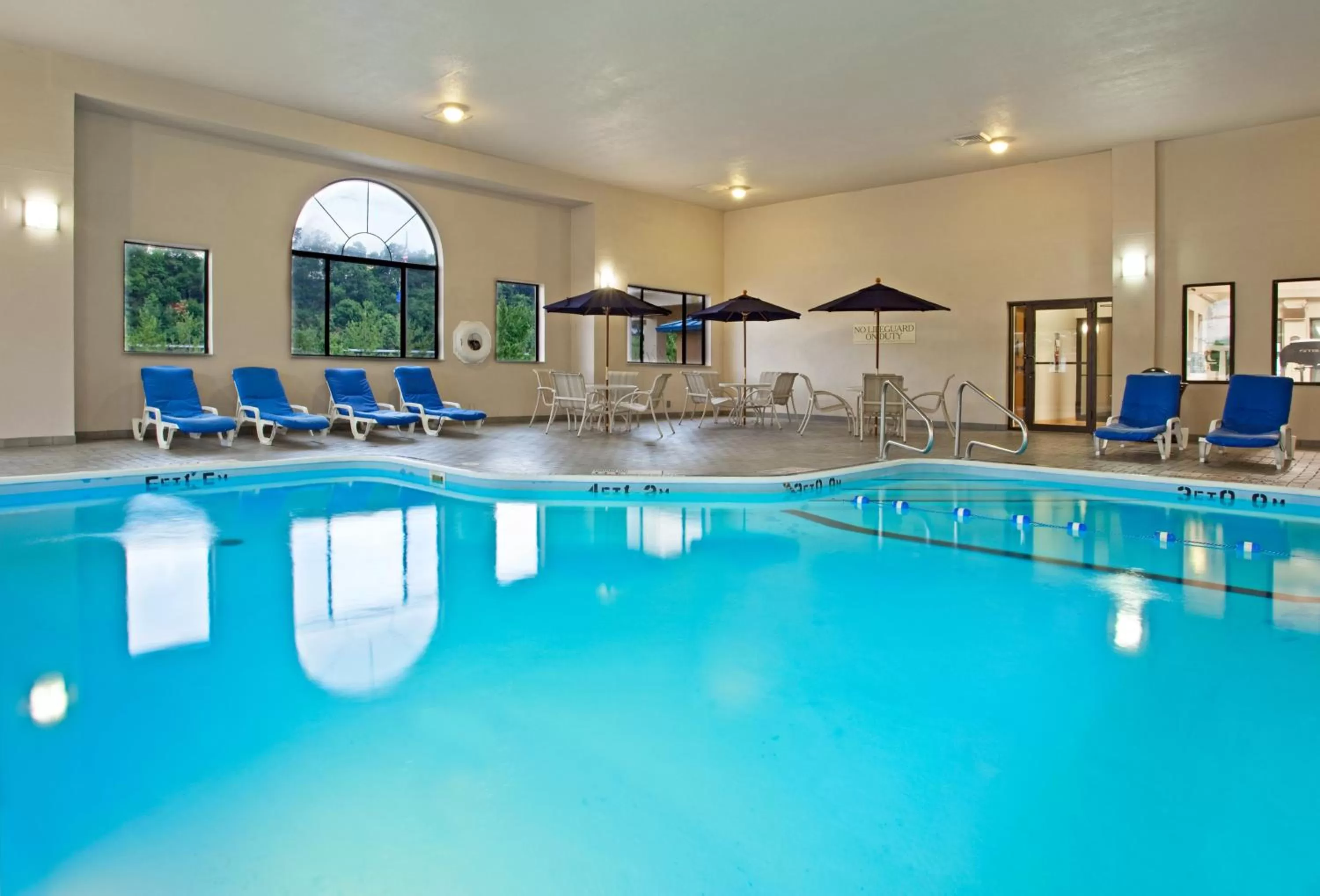 Swimming pool in Holiday Inn Express Hotel Pittsburgh-North/Harmarville by IHG
