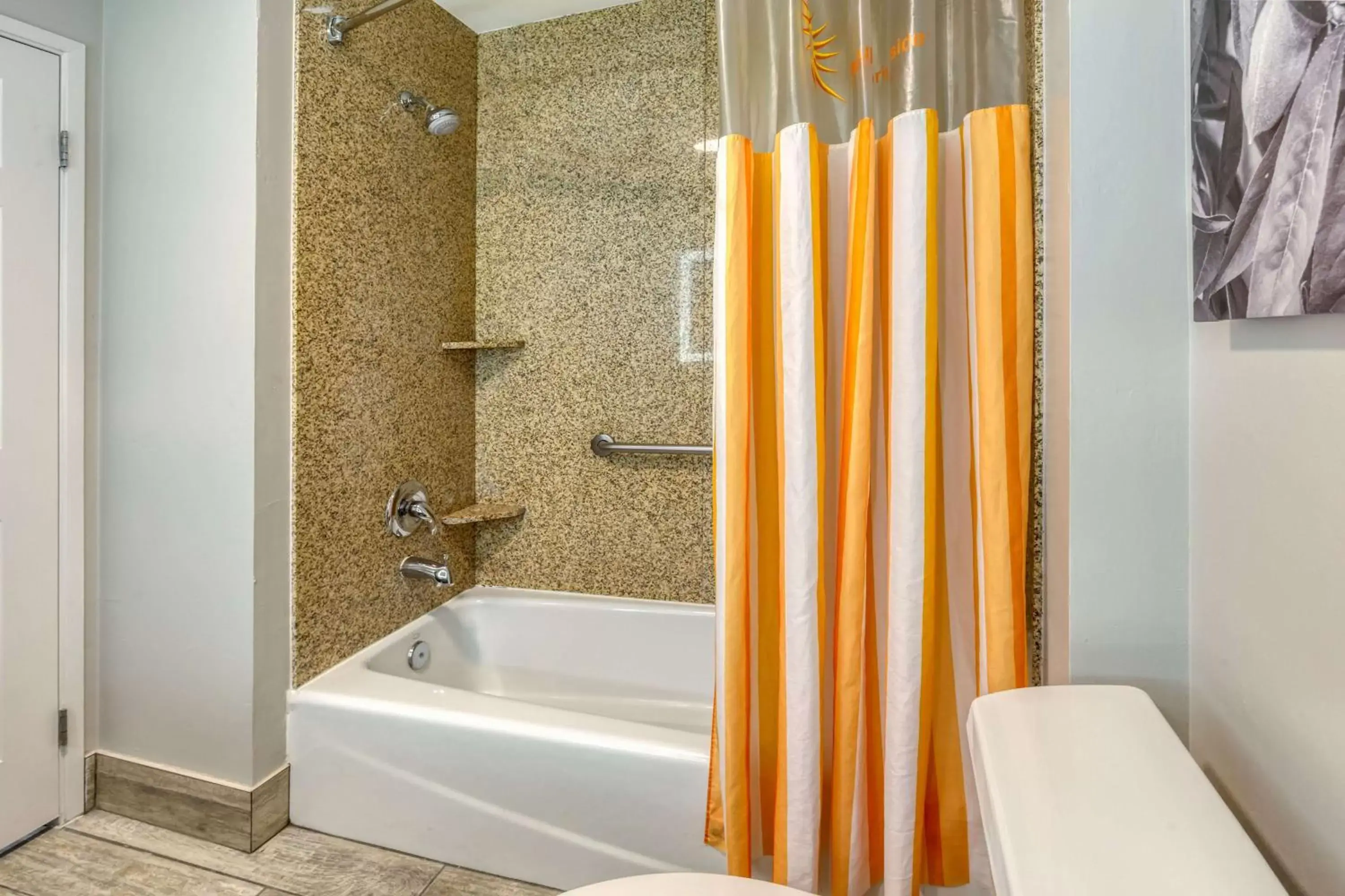 Bathroom in La Quinta by Wyndham Visalia/Sequoia Gateway