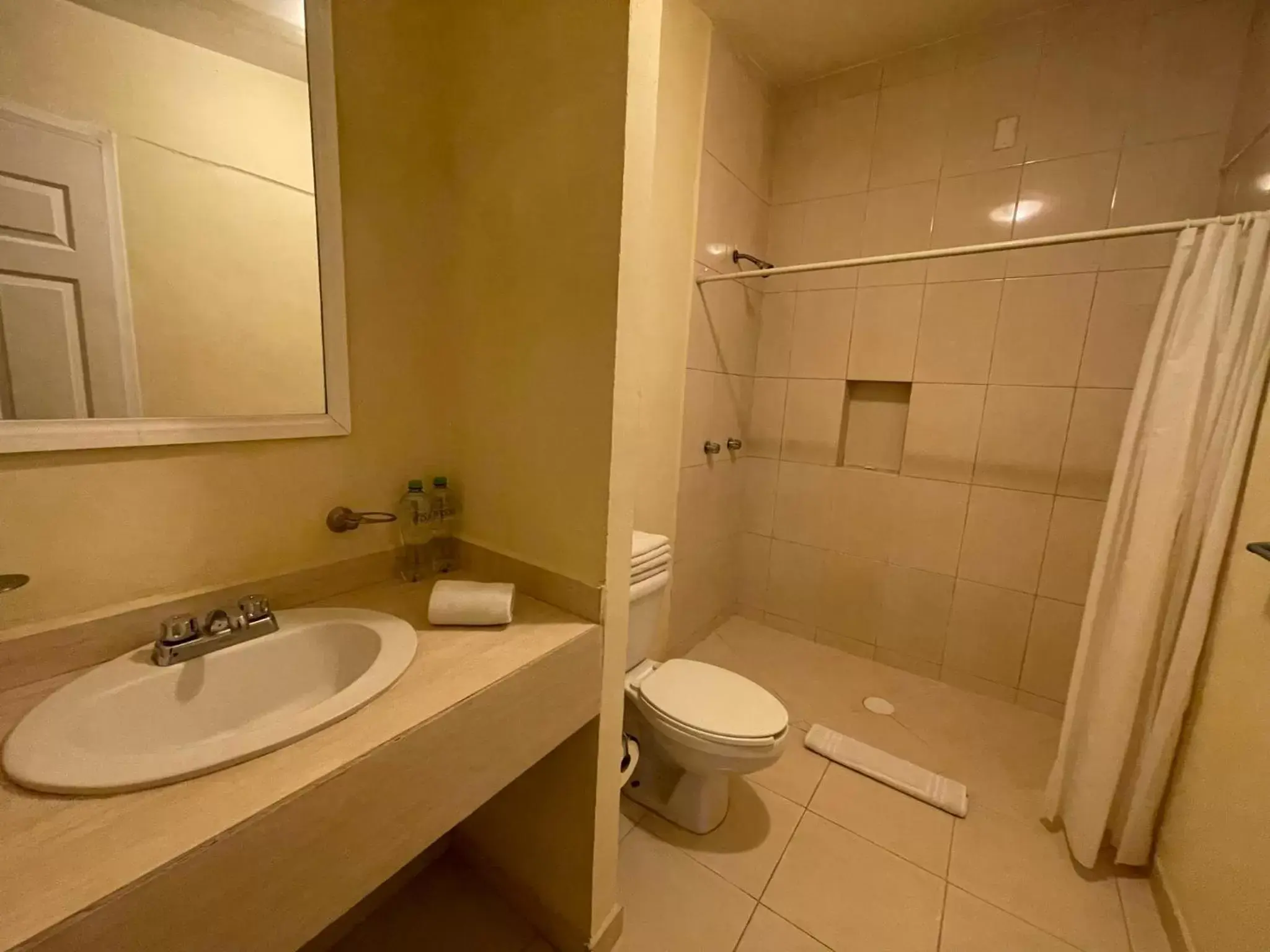 Shower, Bathroom in Hotel Real Home