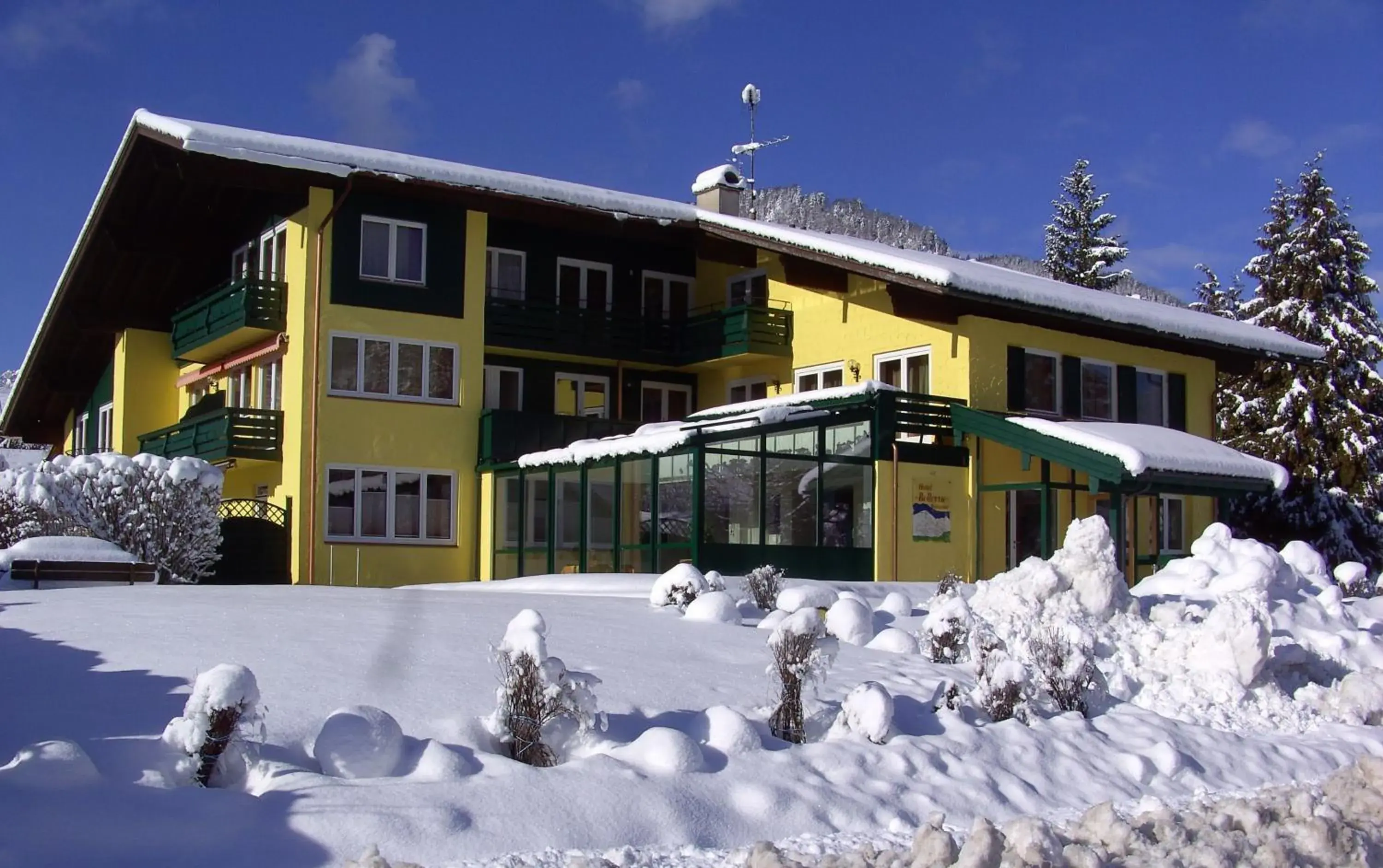 Facade/entrance, Winter in Hotel-Restaurant Bellevue