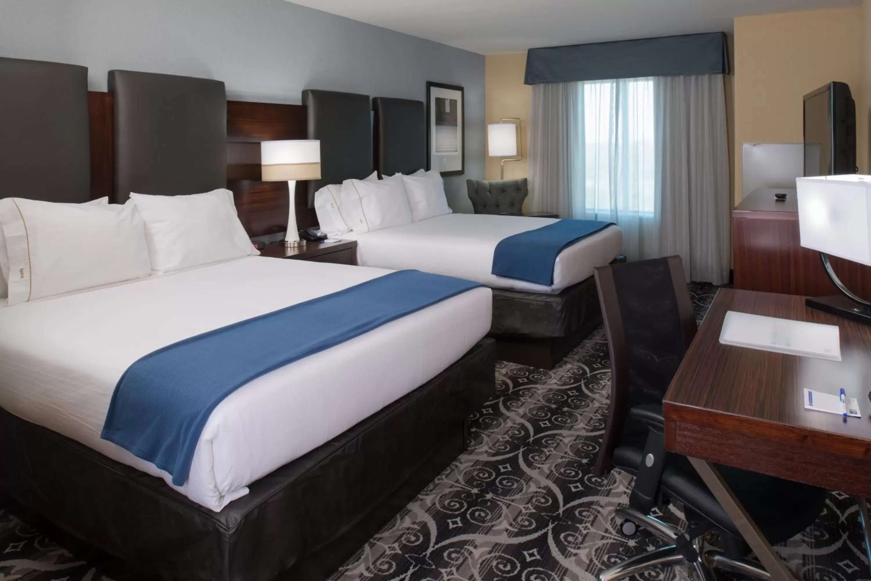 Photo of the whole room, Bed in Holiday Inn Express & Suites Kansas City Airport, an IHG Hotel