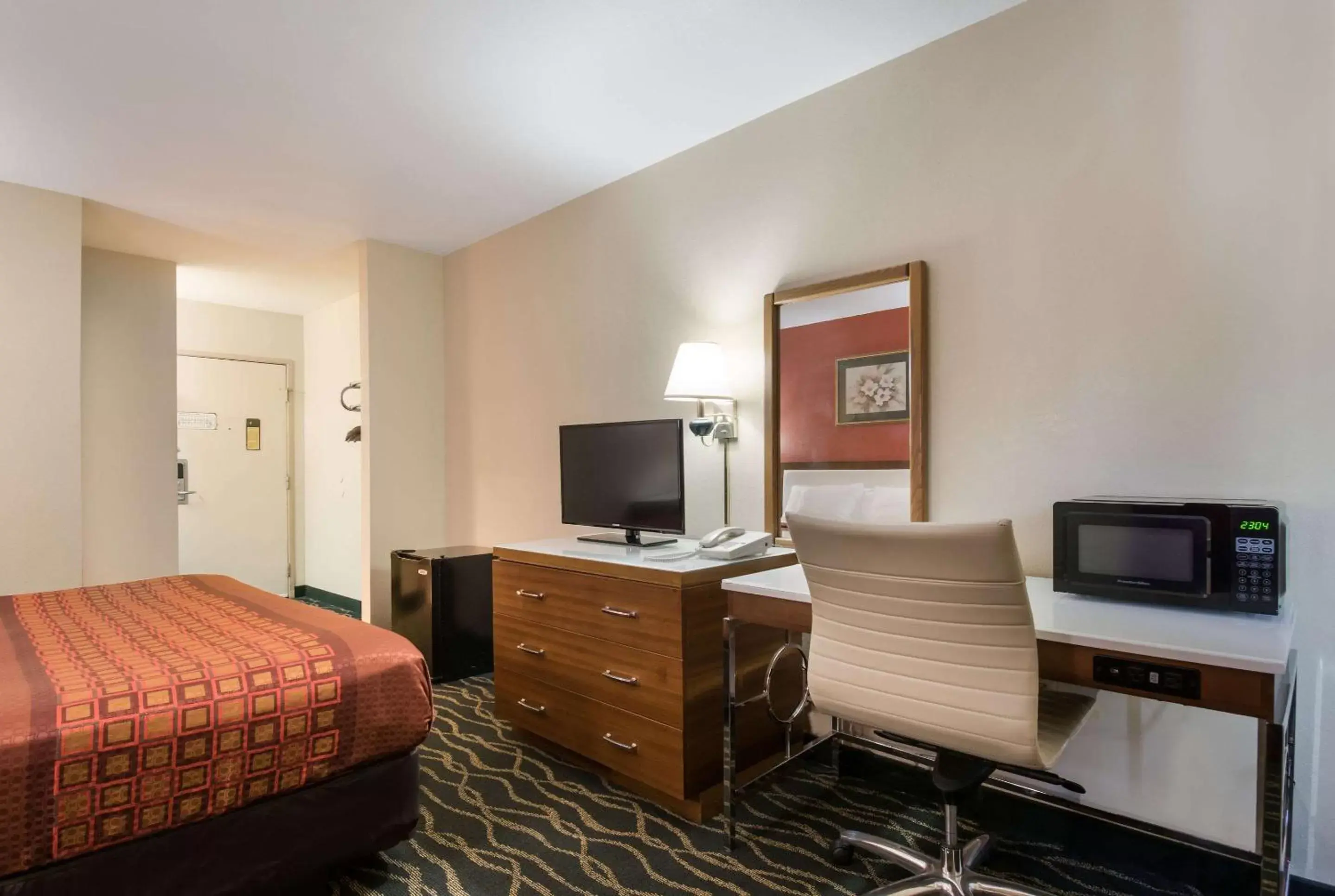 Photo of the whole room, TV/Entertainment Center in Rodeway Inn Wormleysburg – Harrisburg