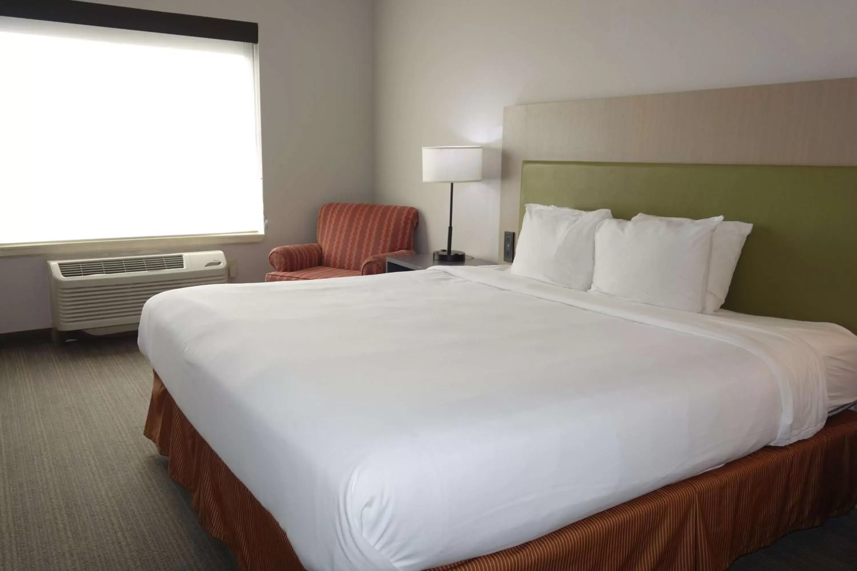 Bed in Country Inn & Suites by Radisson, Round Rock, TX