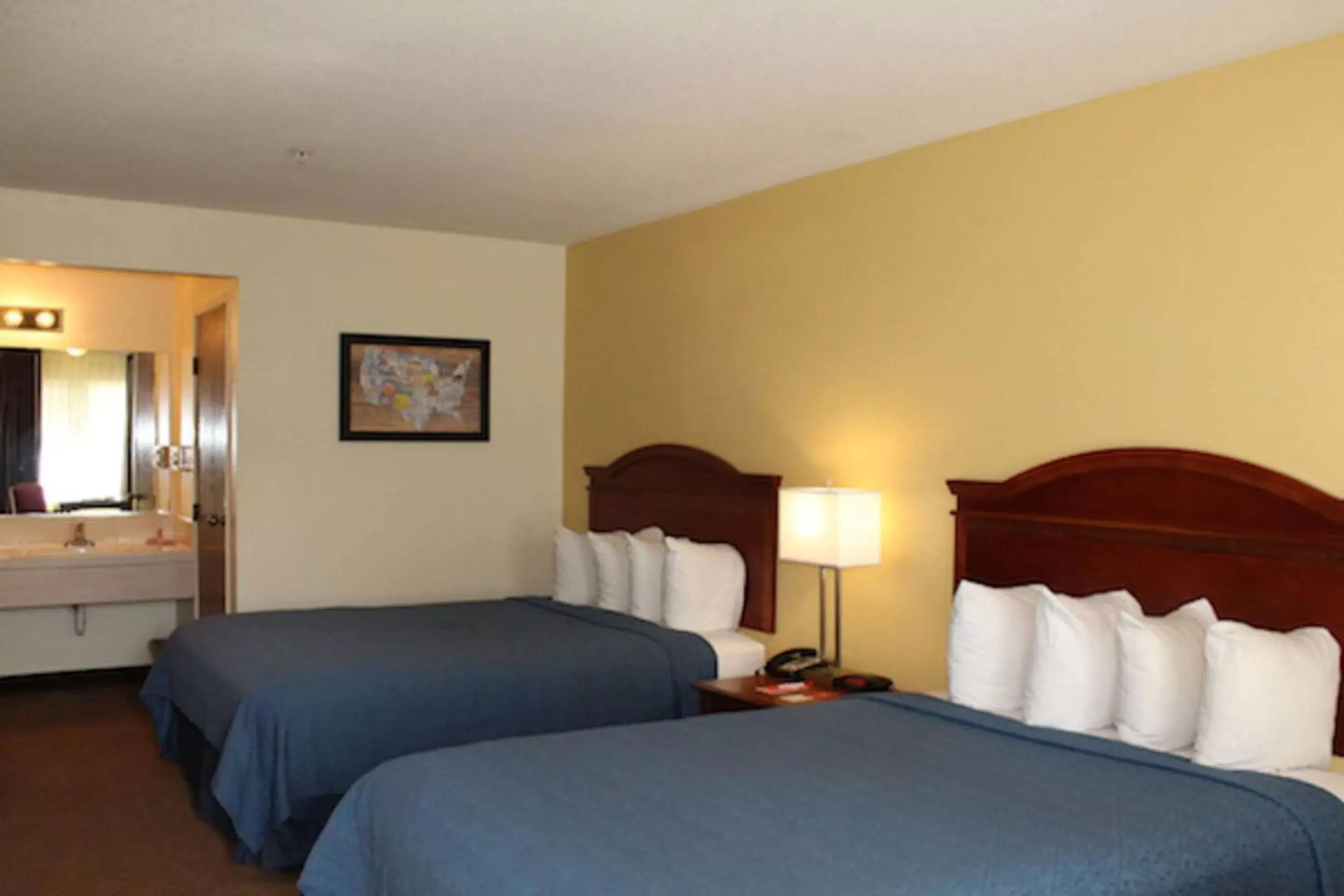 Queen Room with Two Queen Beds - Non-Smoking in Econo Lodge Inn & Suites Wine Country