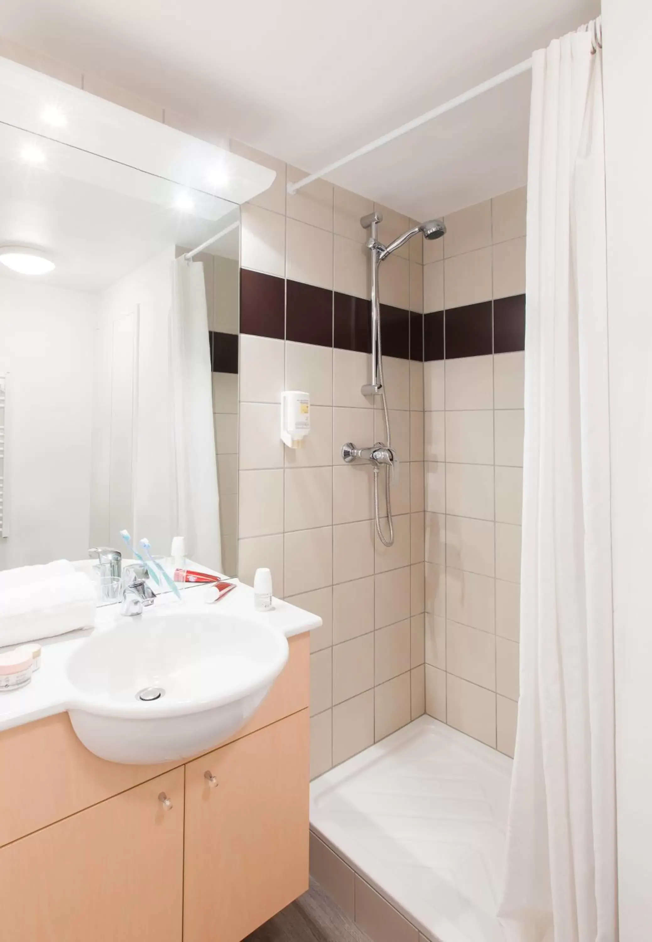 Bathroom in Aparthotel Adagio Access Saint Louis Bâle