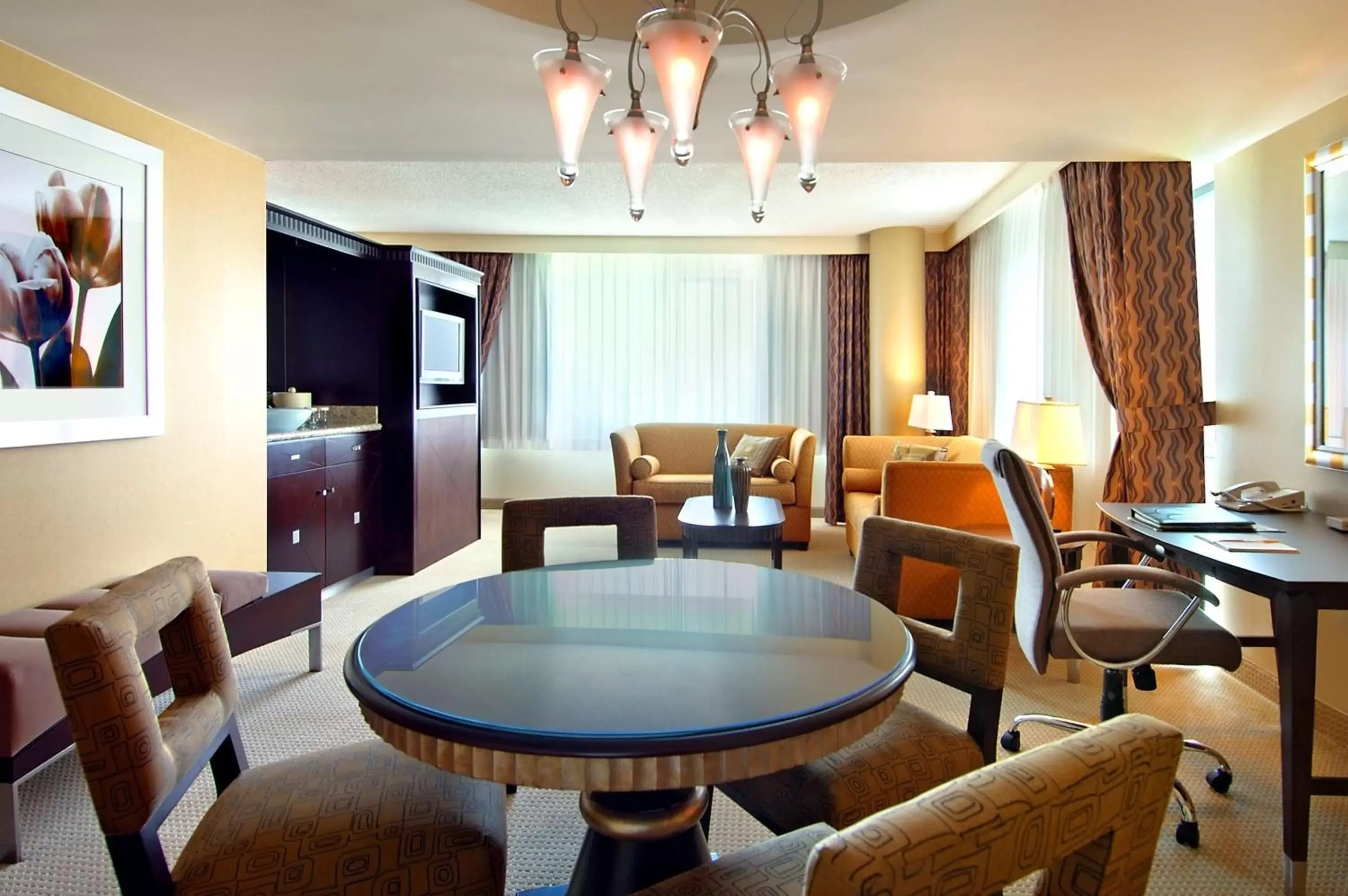 Living room, Restaurant/Places to Eat in DoubleTree by Hilton Orange County Airport